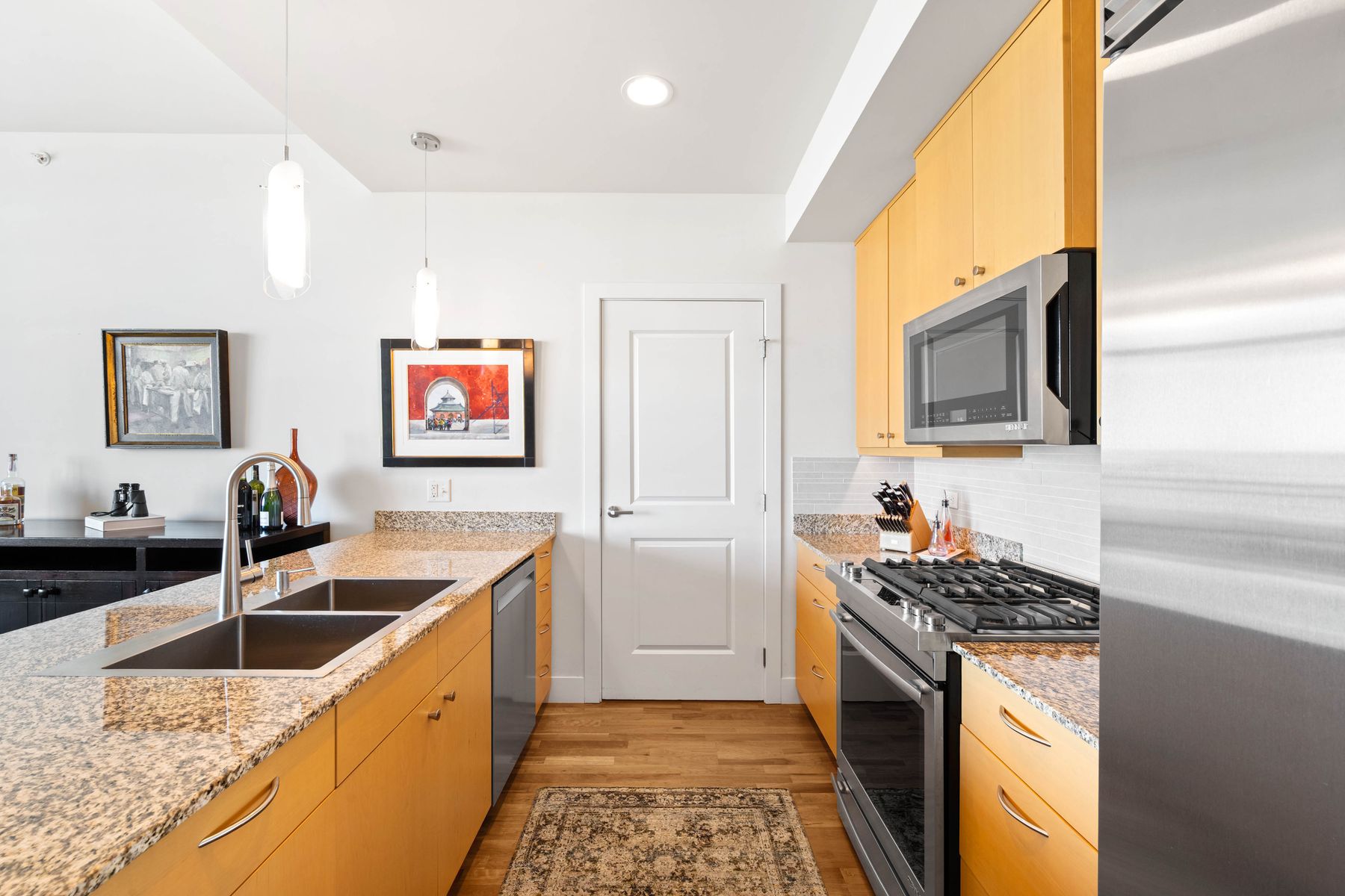  Two Parking Spaces and One of Largest Living/Dining Spaces Downtown - 物件實景