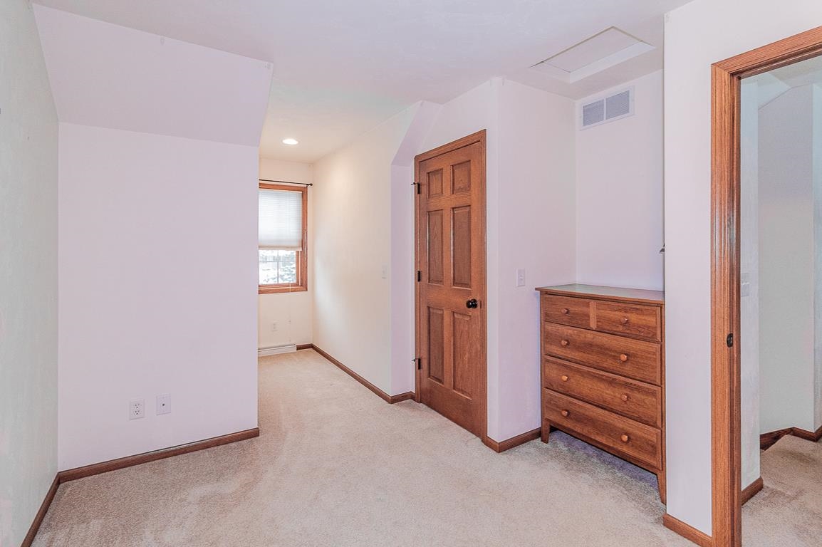 New London, Wisconsin, 54961-8857, United States, 4 Bedrooms Bedrooms, ,4 BathroomsBathrooms,Residential,For Sale,2001494