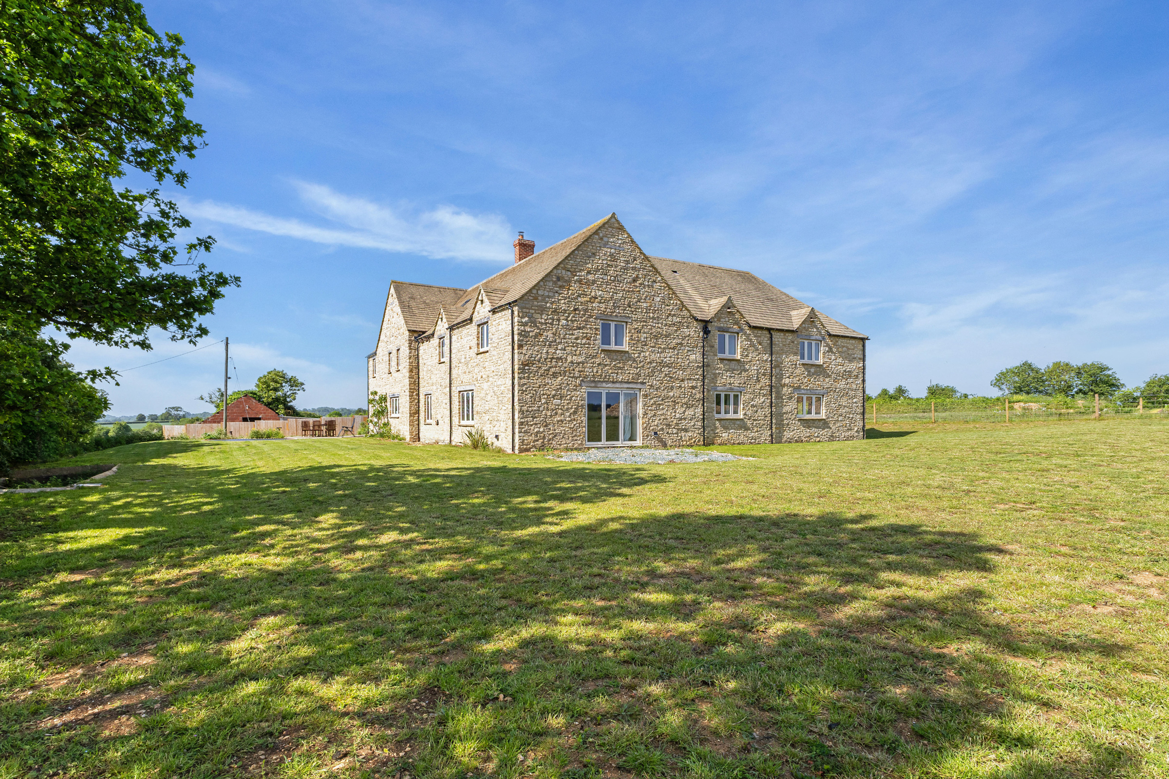  A substantial Oxfordshire farmhouse with 8,254 sq ft of accommodation and about - 物件實景