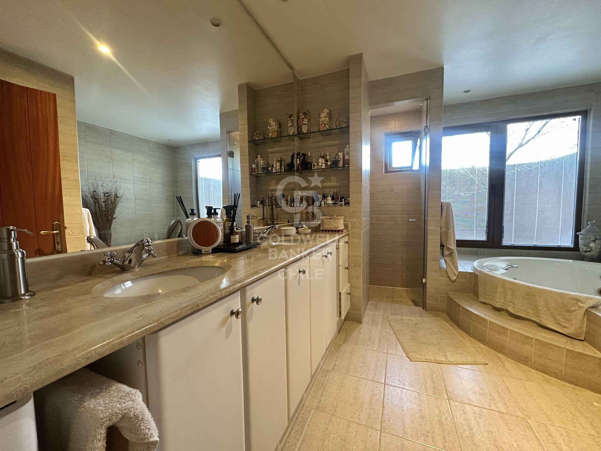 Lo Barnechea, Chile, 6 Bedrooms Bedrooms, ,5 BathroomsBathrooms,Residential,For Sale,1903645