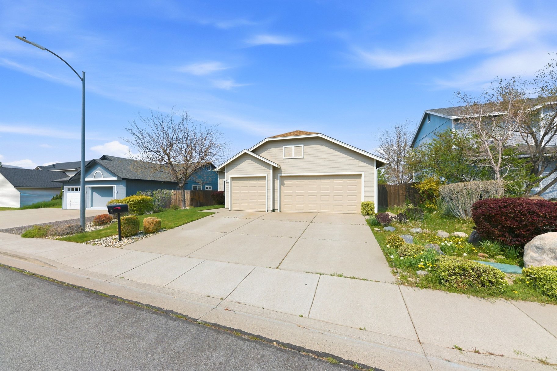  Turnkey Living with High Ceilings & Upgrades Throughout - 物件實景