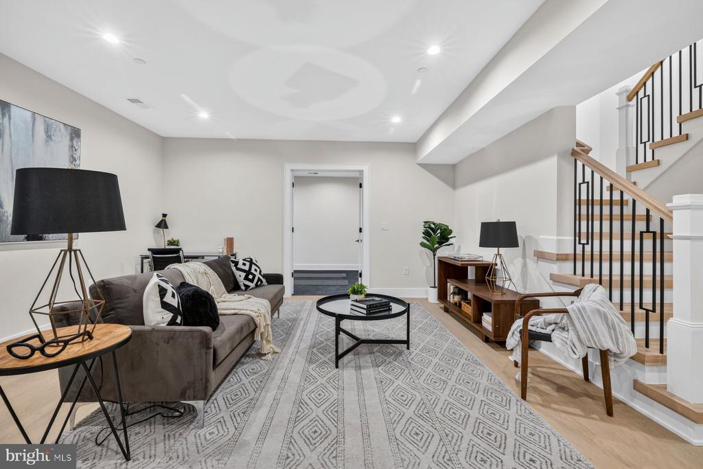 Kensington, Maryland, 20895, United States, 5 Bedrooms Bedrooms, ,5 BathroomsBathrooms,Residential,For Sale,2048532