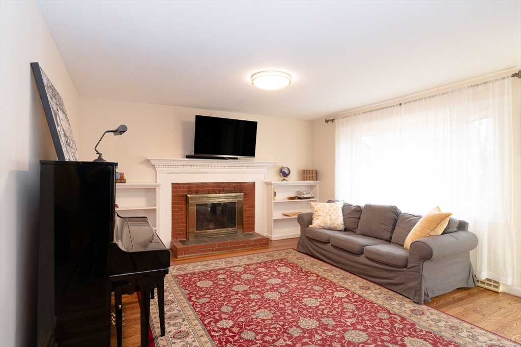 Chelmsford, Massachusetts, 01863, United States, 3 Bedrooms Bedrooms, ,2 BathroomsBathrooms,Residential,For Sale,1988056