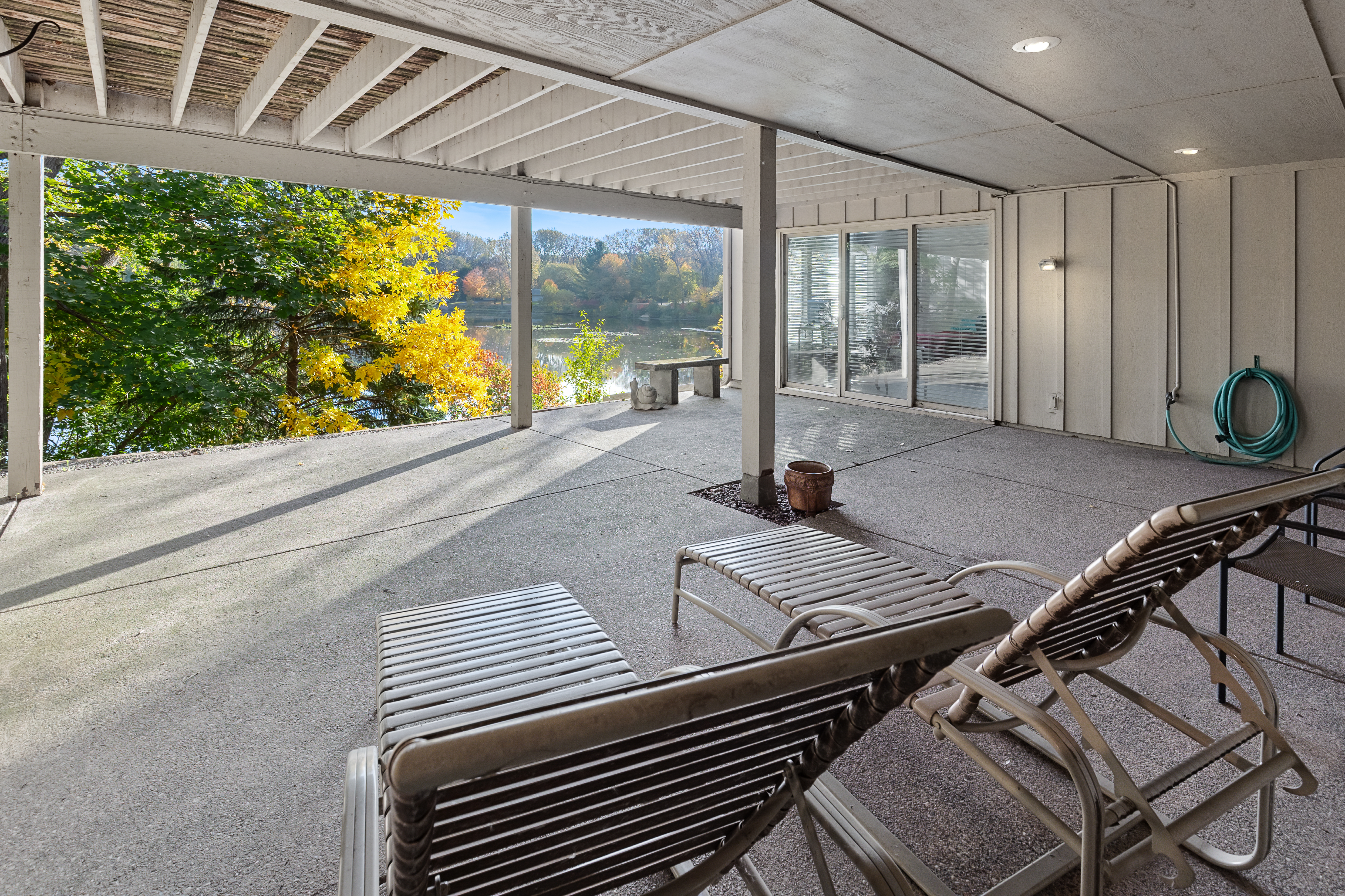 Distinctive Architecture Meets Peaceful Pond Views - 物件實景