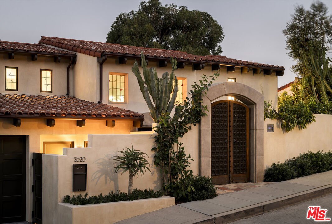 Los Angeles, California, 90068, United States, 4 Bedrooms Bedrooms, ,5 BathroomsBathrooms,Residential,For Sale,1910908
