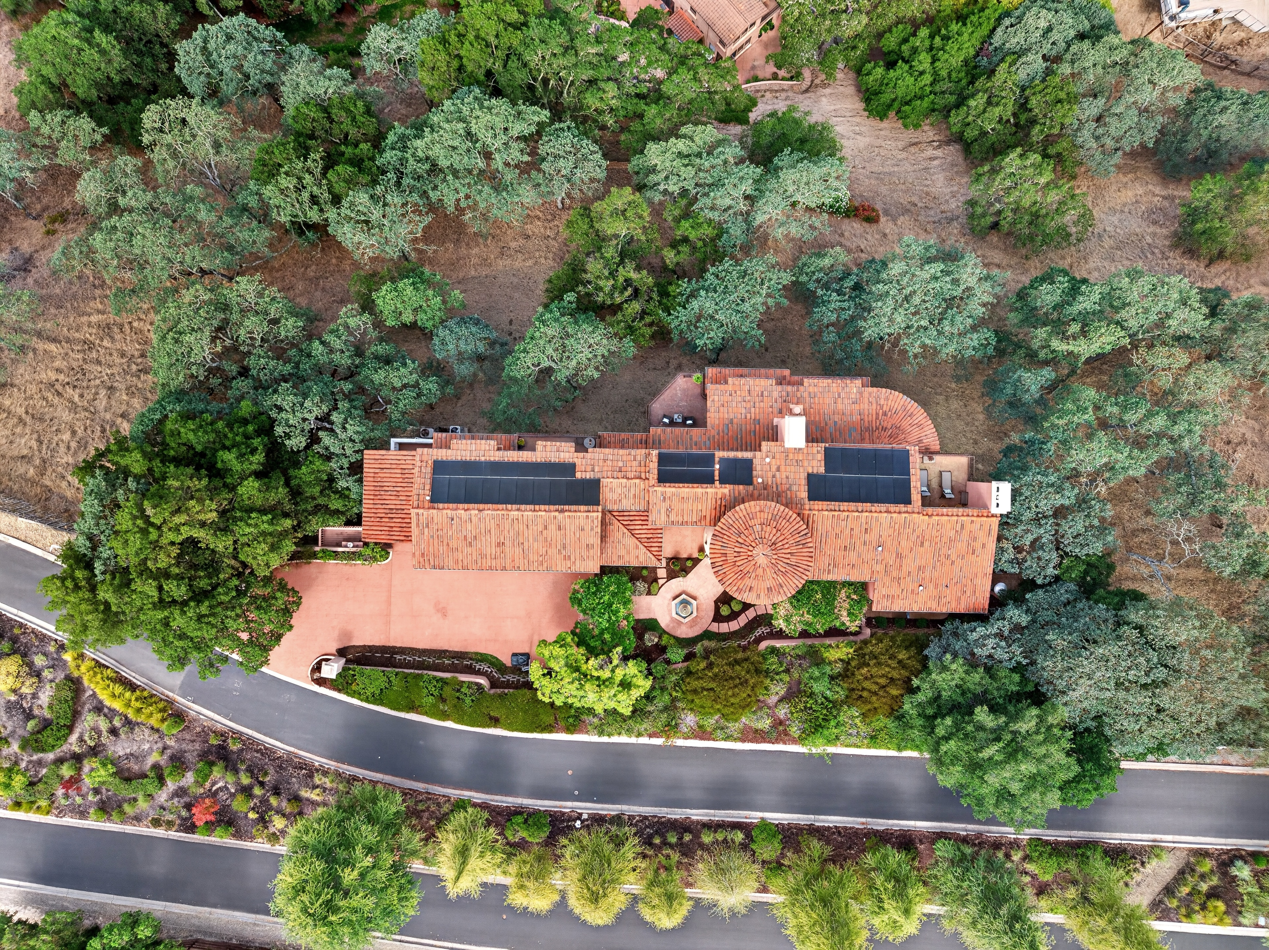  An Extraordinary Round Hill Estate Defined by Privacy, Views, and Sophistication - 物件實景