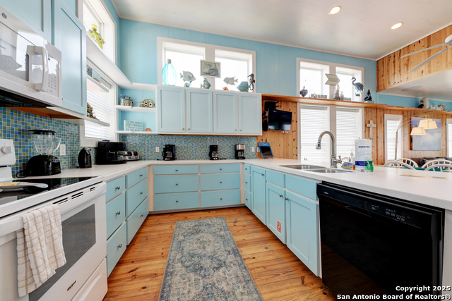Port Aransas, Texas, 78373, United States, 4 Bedrooms Bedrooms, ,4 BathroomsBathrooms,Residential,For Sale,1839202