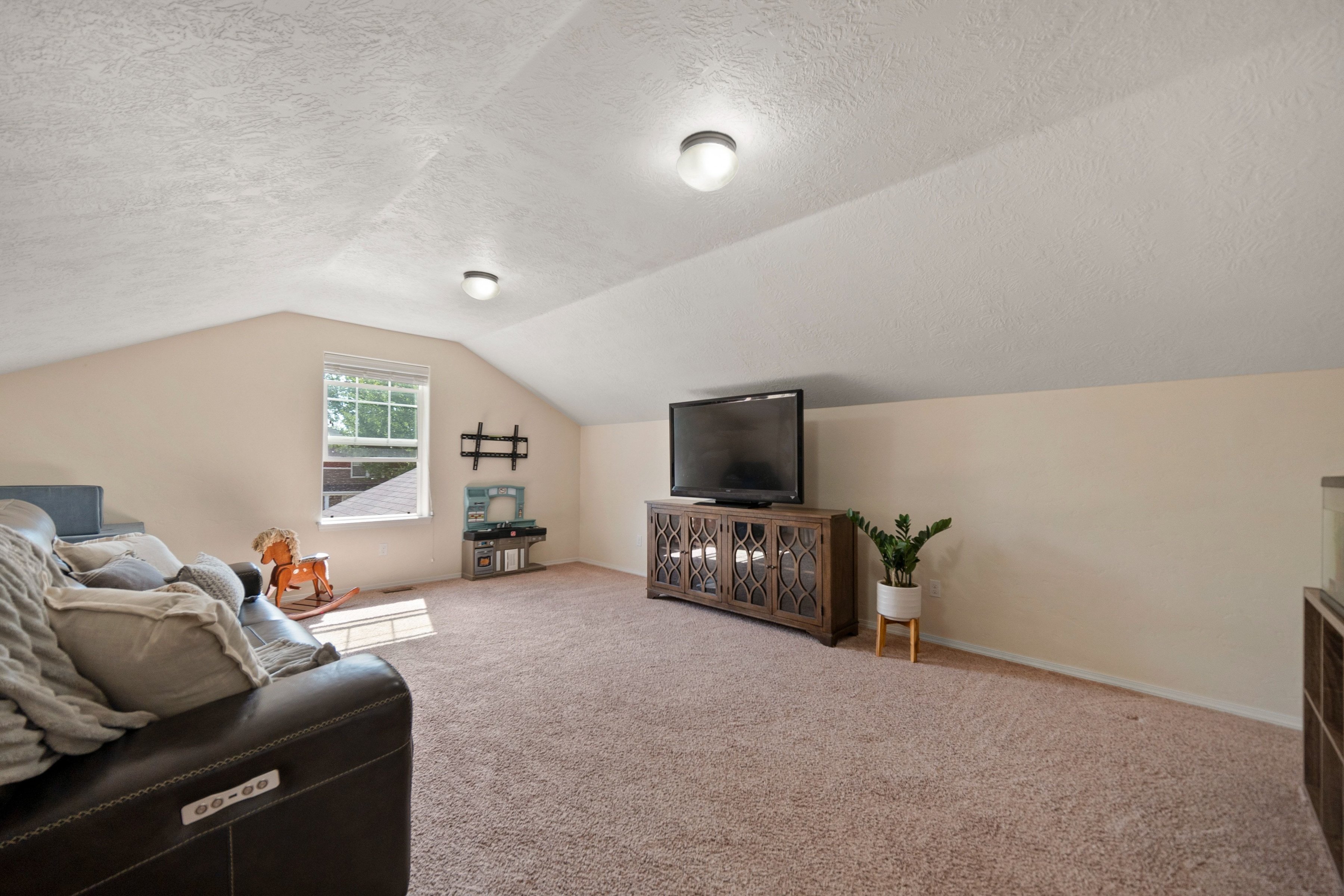  Single-Level Living with Bonus Room and 33’ RV Bay - 物件實景