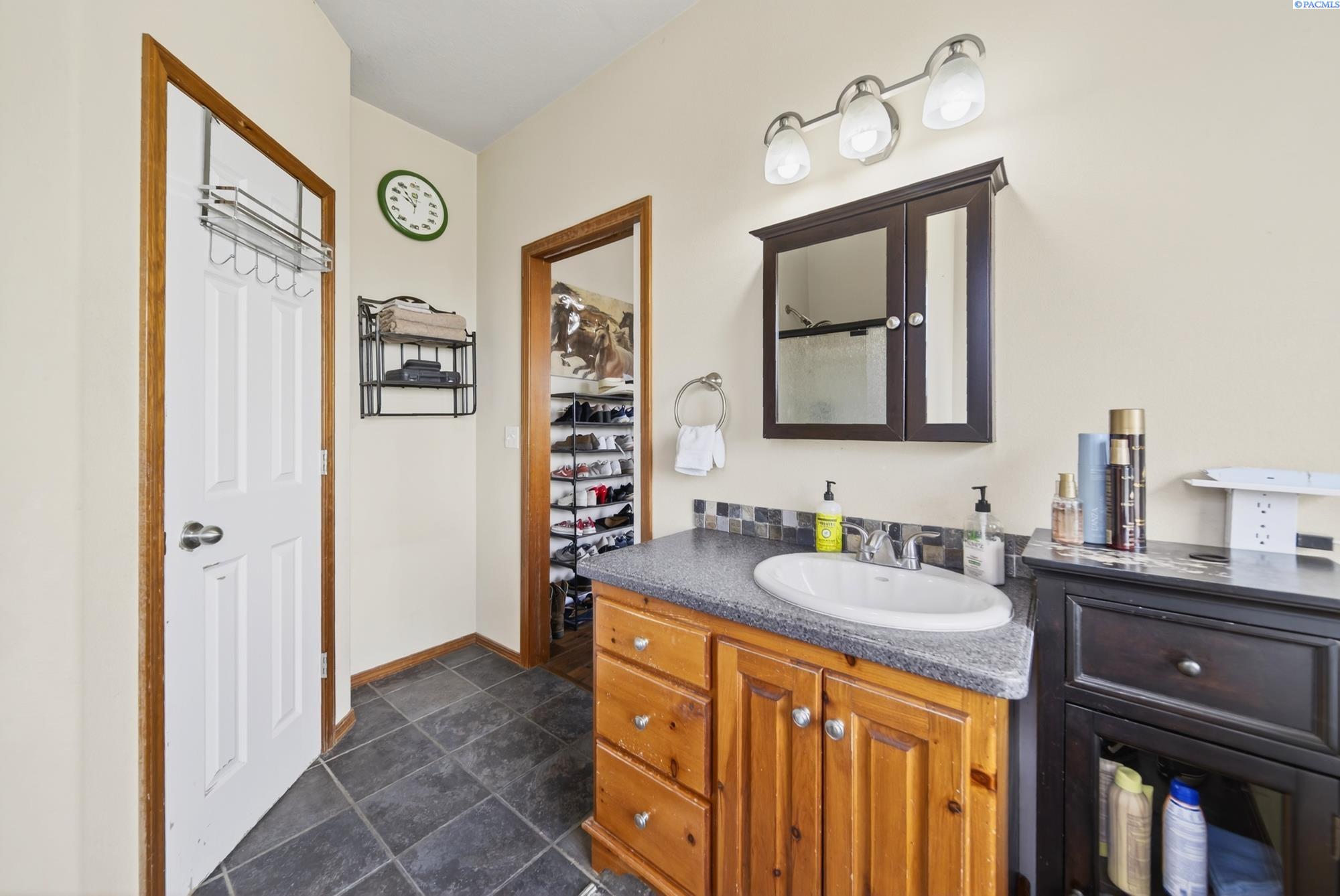 Prosser, Washington, 99350, United States, 3 Bedrooms Bedrooms, ,2 BathroomsBathrooms,Residential,For Sale,1964108