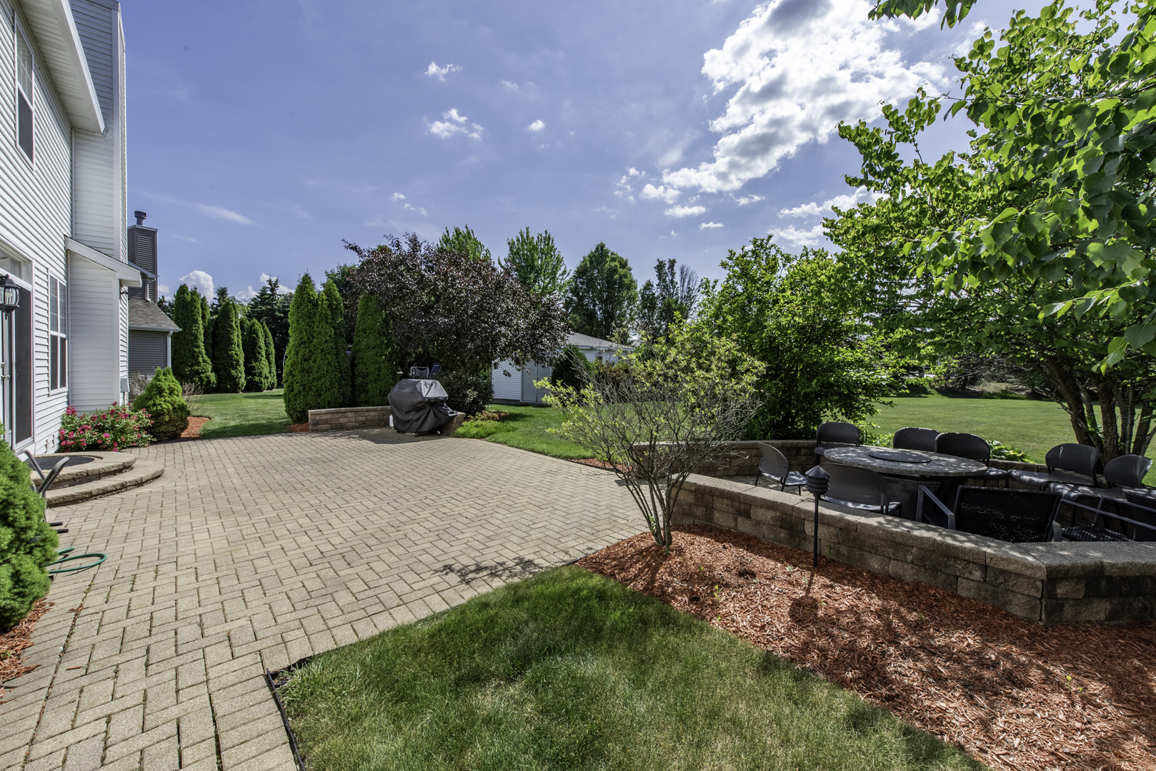 Lindenhurst, Illinois, 60046, United States, 5 Bedrooms Bedrooms, ,3 BathroomsBathrooms,Residential,For Sale,1874221