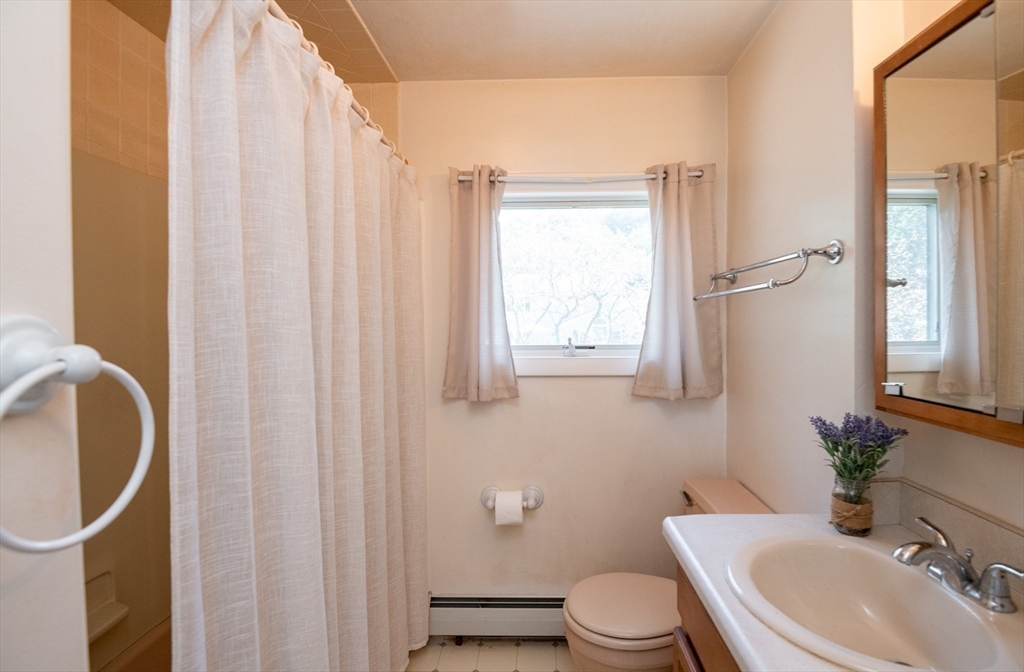 Salem, Massachusetts, 01970, United States, 2 Bedrooms Bedrooms, ,2 BathroomsBathrooms,Residential,For Sale,1944835