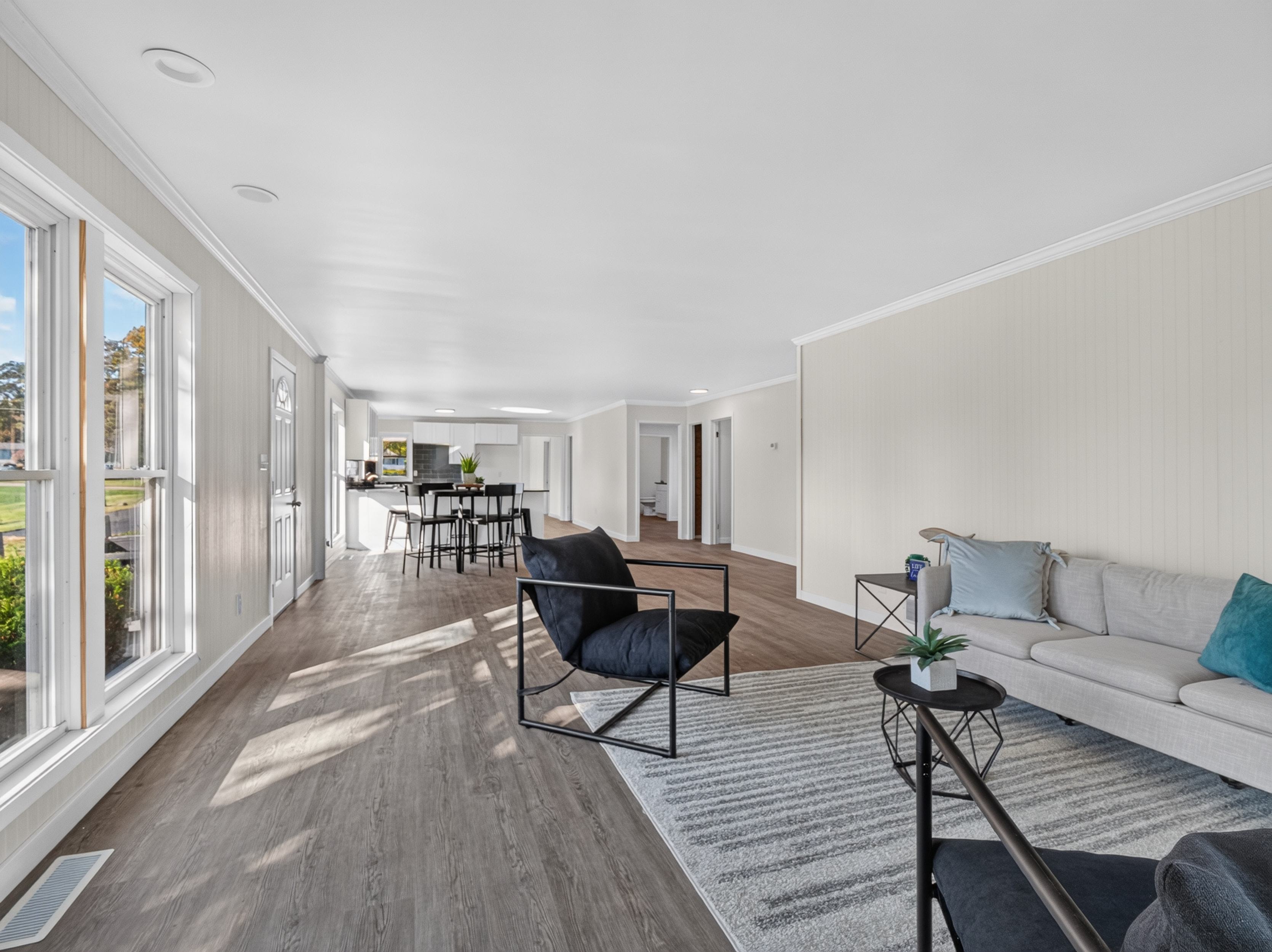  Beautifully Remodeled 4 Bedroom Home Featuring Lakefront Living - 物件實景