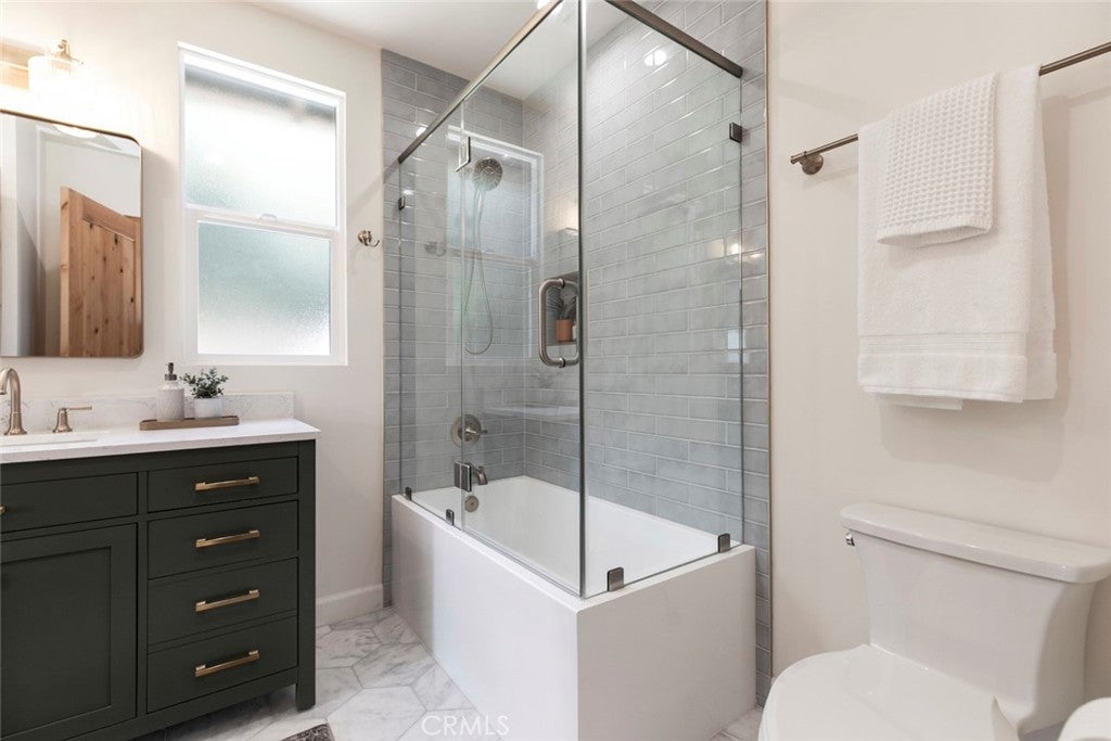 Los Angeles, California, 90027, United States, 4 Bedrooms Bedrooms, ,3 BathroomsBathrooms,Residential,For Sale,1942315