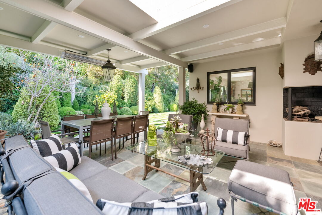 Los Angeles, California, 90049, United States, 4 Bedrooms Bedrooms, ,1 BathroomBathrooms,Residential,For Sale,1991602