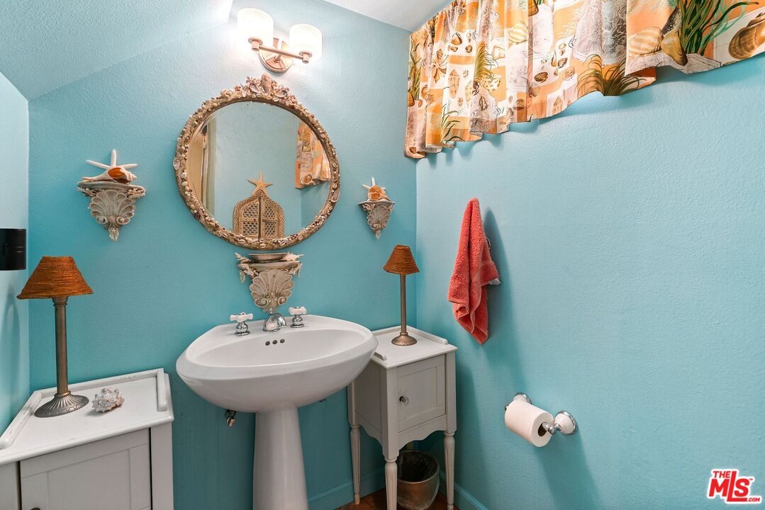 West Hollywood, California, 90069, United States, 2 Bedrooms Bedrooms, ,3 BathroomsBathrooms,Residential,For Sale,1896709