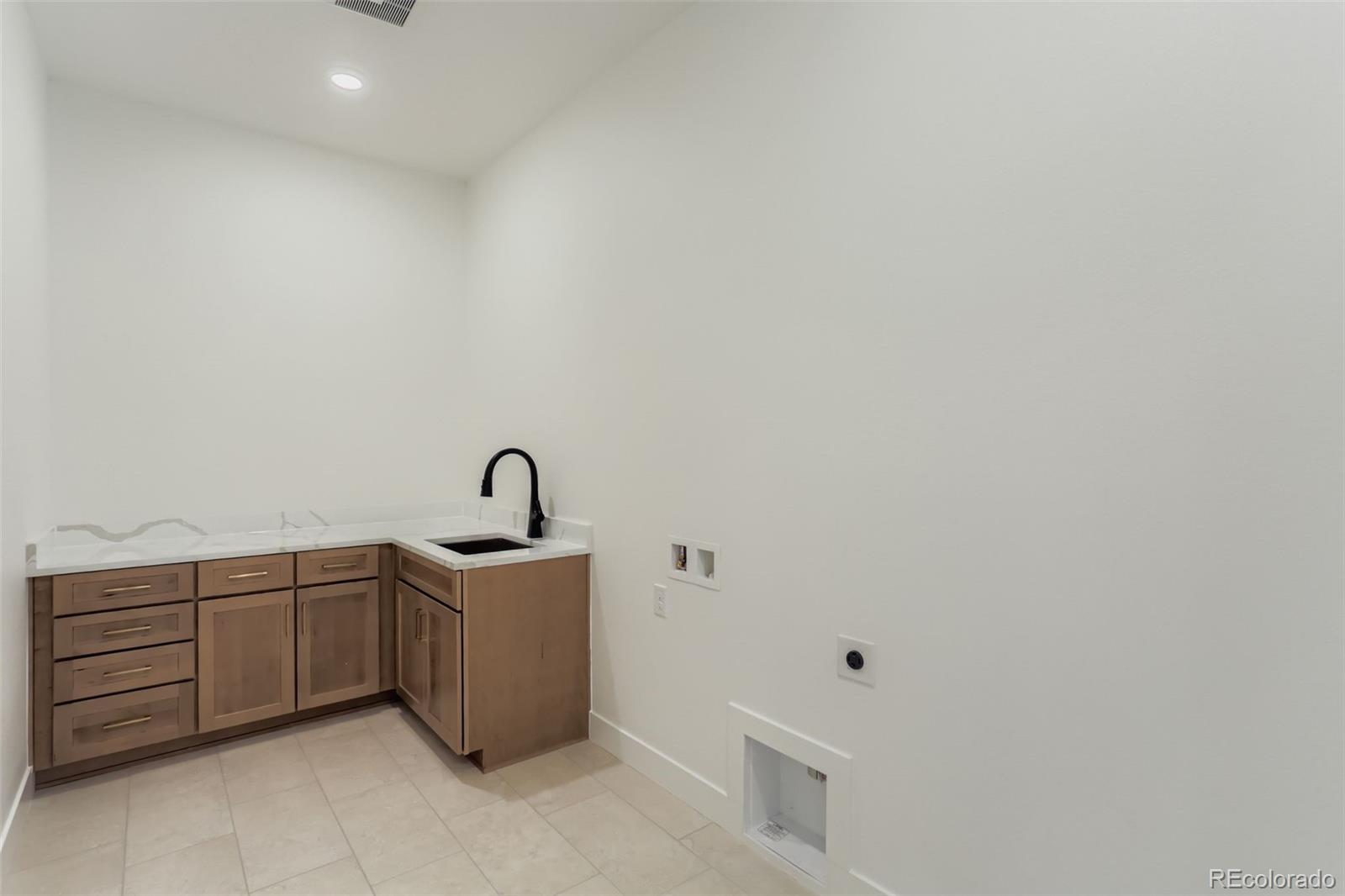 Castle Rock, Colorado, 80108, United States, 3 Bedrooms Bedrooms, ,3 BathroomsBathrooms,Residential,For Sale,1837233