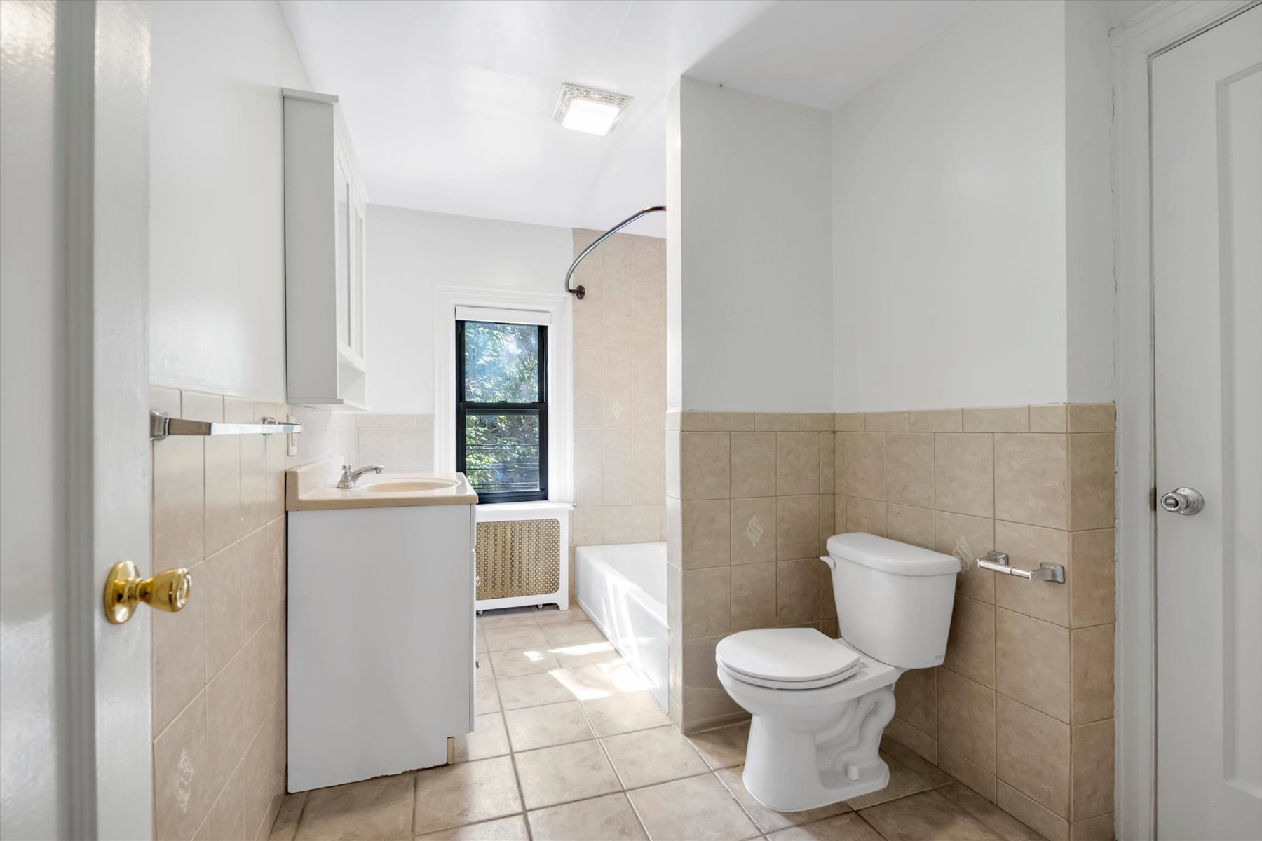  ?RENOVATED FOREST CLOSE ATTACHED BRICK TOWNHOUSE? - 物件實景