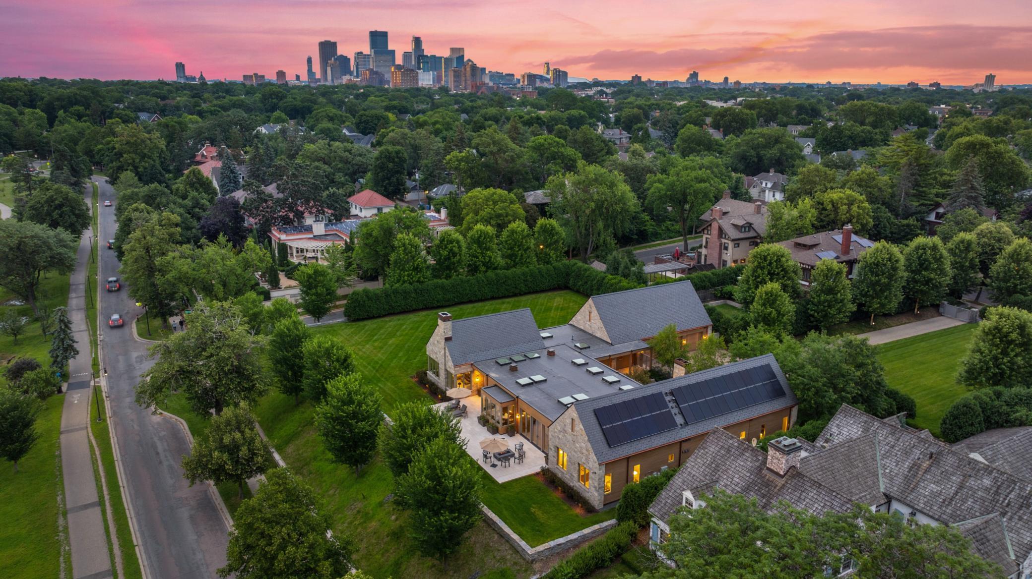 Minneapolis, Minnesota, 55405, United States, 5 Bedrooms Bedrooms, ,1 BathroomBathrooms,Residential,For Sale,1897759