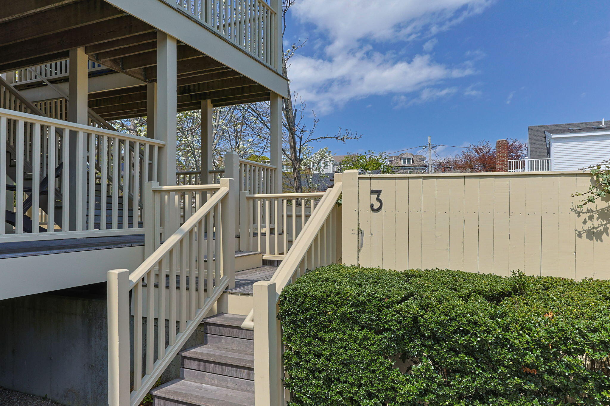  Private West End Escape with Expansive Deck and Natural Light - 物件實景