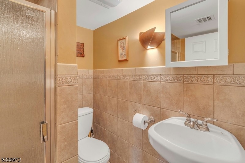 West Orange Twp., New Jersey, 07052, United States, 6 Bedrooms Bedrooms, ,4 BathroomsBathrooms,Residential,For Sale,1934575