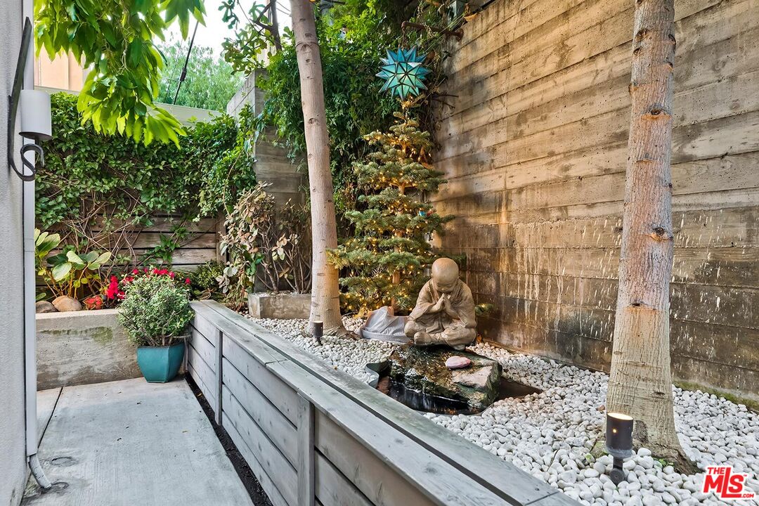 West Hollywood, California, 90069, United States, 2 Bedrooms Bedrooms, ,2 BathroomsBathrooms,Residential,For Sale,2000486