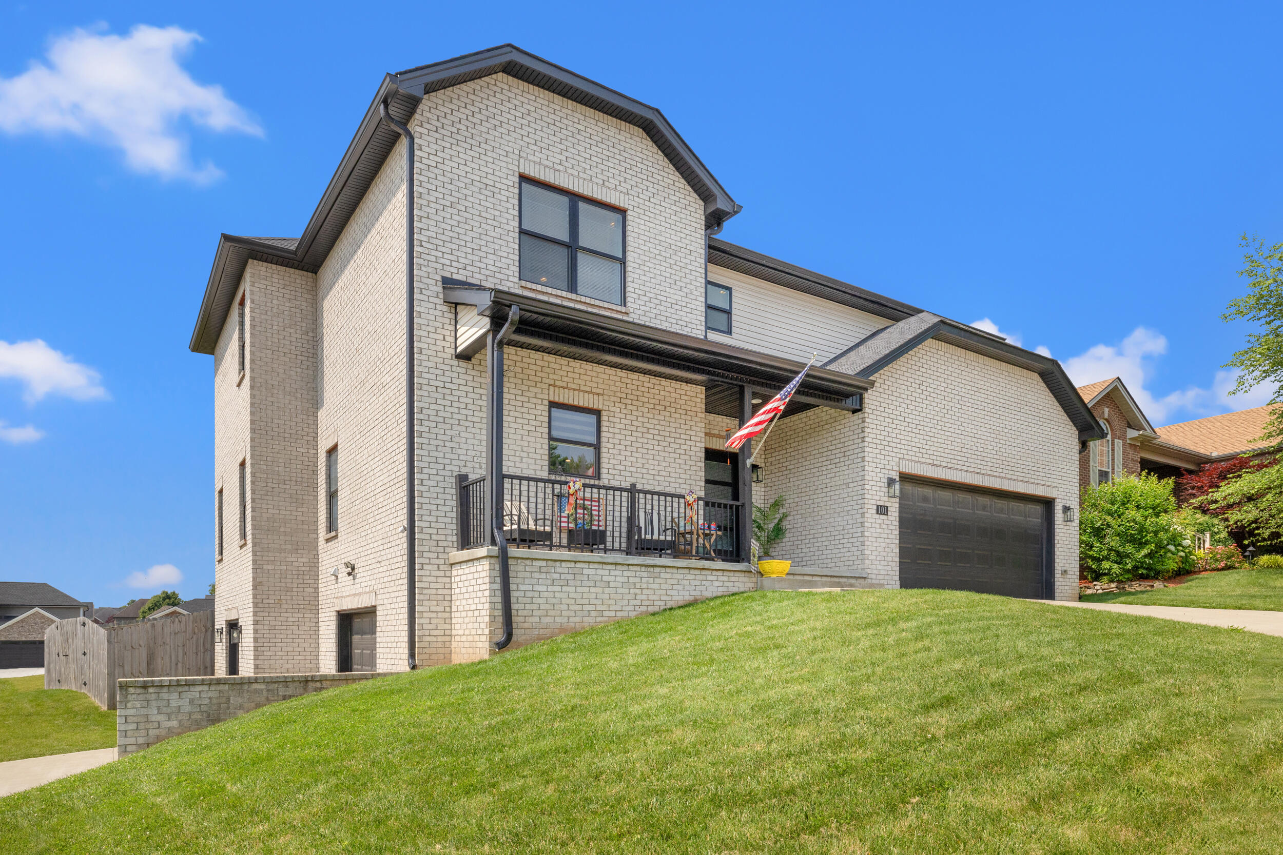 Frankfort, Kentucky, 40601, United States, 4 Bedrooms Bedrooms, ,4 BathroomsBathrooms,Residential,For Sale,1883327
