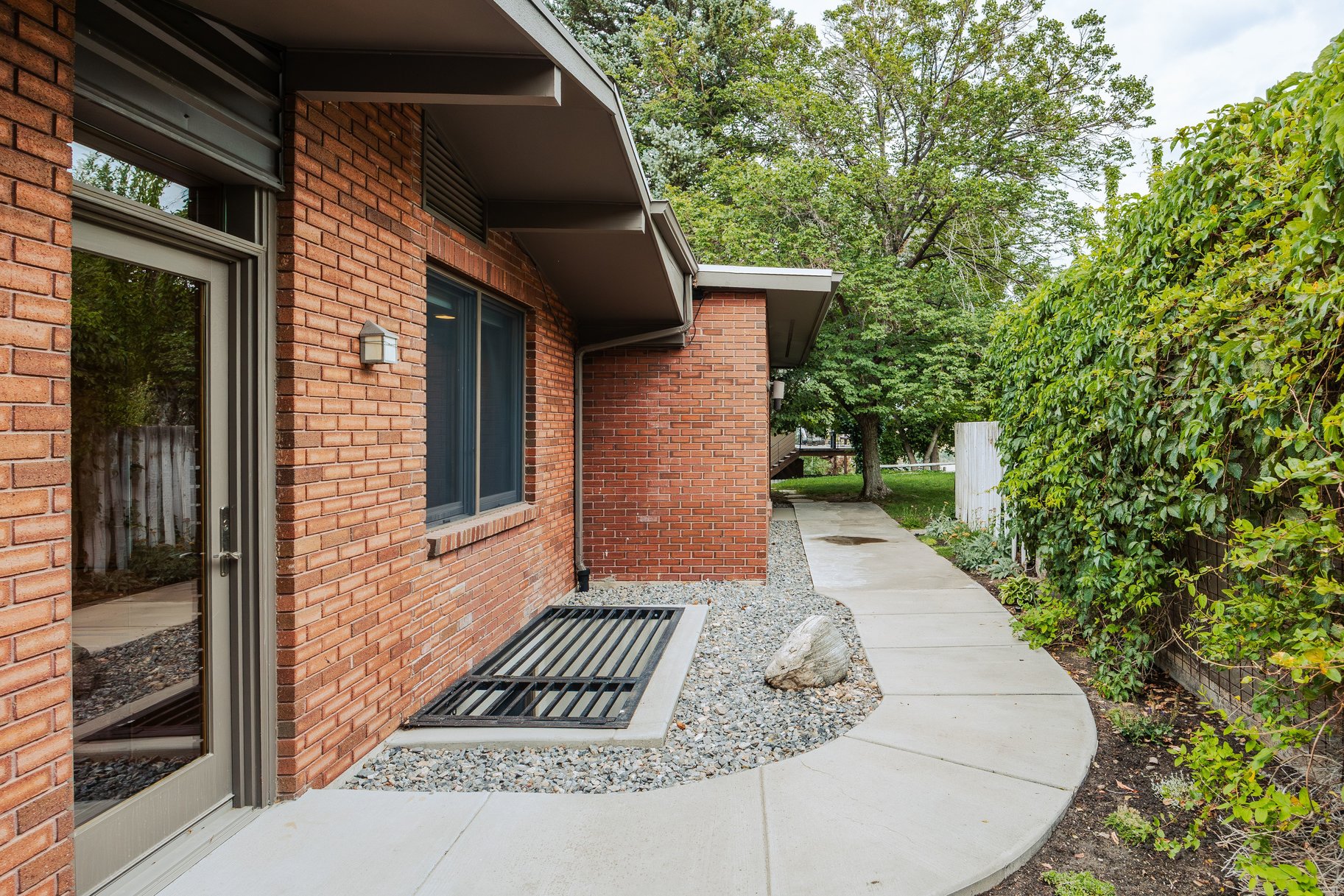  In the Tree Midcentury Modern Backing up to Shoreline Trail - 物件實景