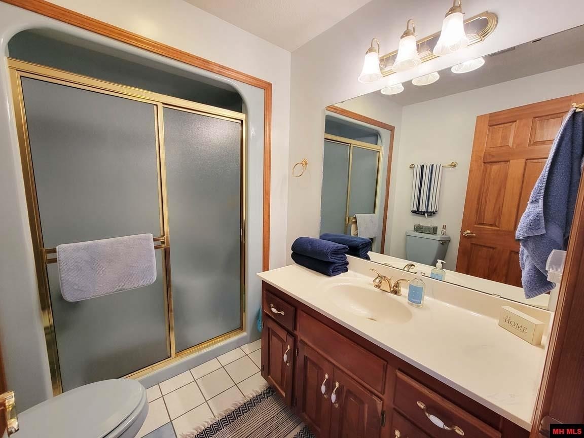 Mountain Home, Arkansas, 72653, United States, 4 Bedrooms Bedrooms, ,5 BathroomsBathrooms,Residential,For Sale,2018270