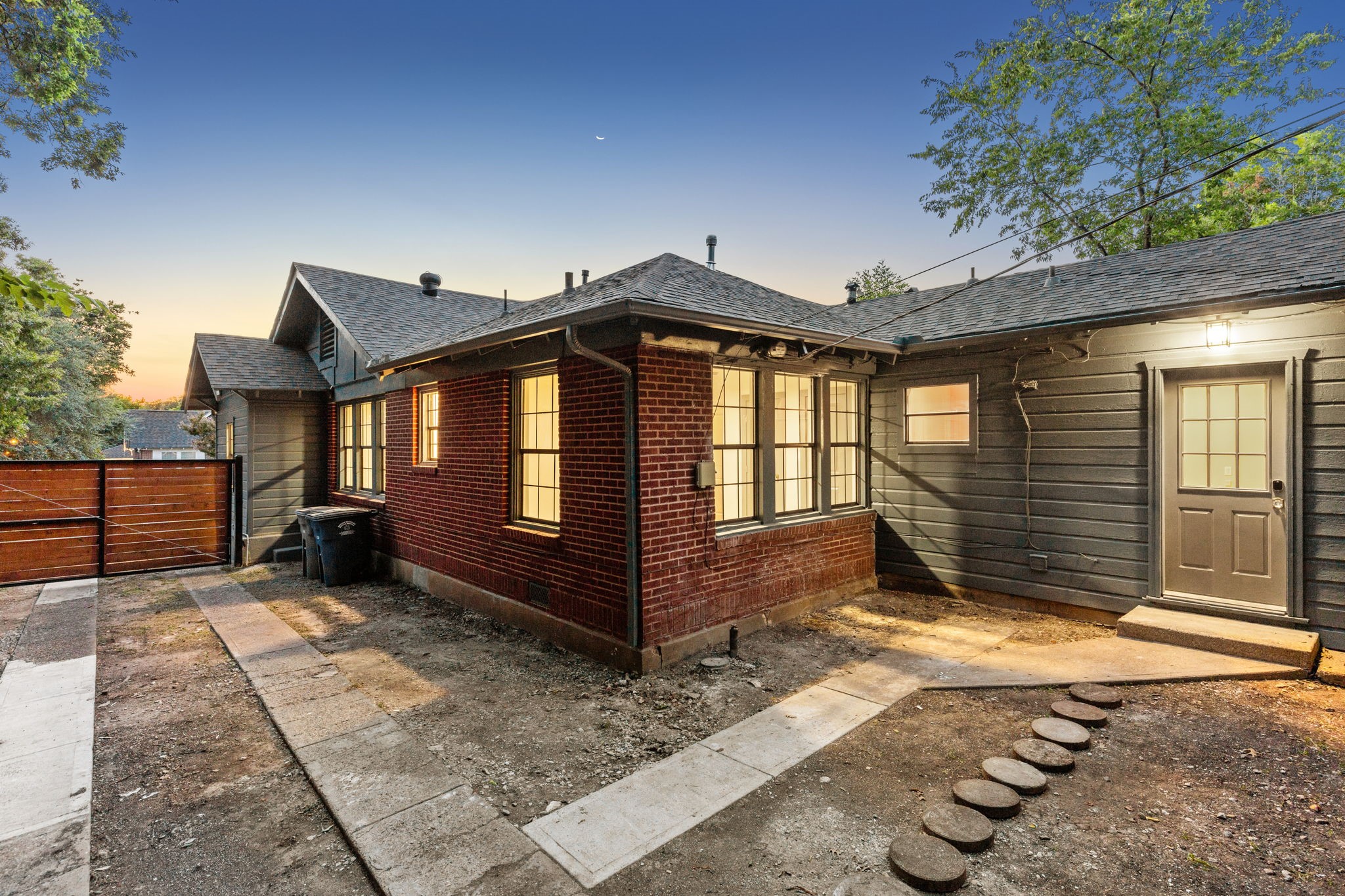 Dallas, Texas, 75208, United States, 3 Bedrooms Bedrooms, ,3 BathroomsBathrooms,Residential,For Sale,1926377