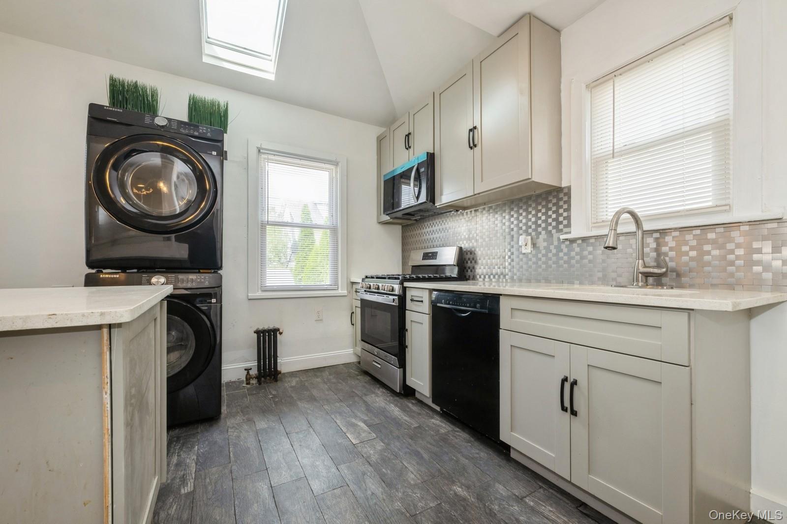 Queens Village, New York, 11429, United States, 3 Bedrooms Bedrooms, ,2 BathroomsBathrooms,Residential,For Sale,1902128