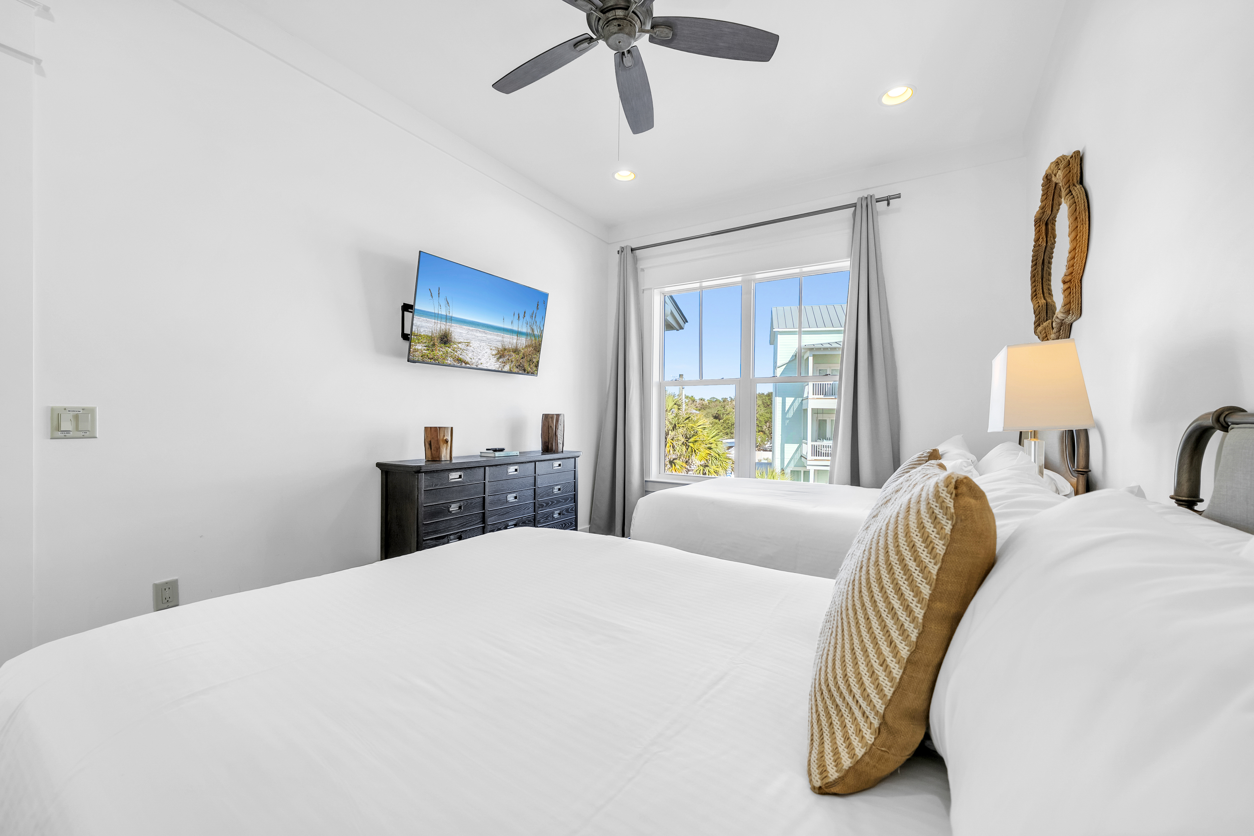  Iconic Grayton Beachfront Retreat with Elevator, Pool & Ample Parking - 物件實景