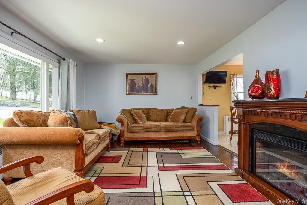 White Plains, New York, 10607, United States, 4 Bedrooms Bedrooms, ,2 BathroomsBathrooms,Residential,For Sale,1986046