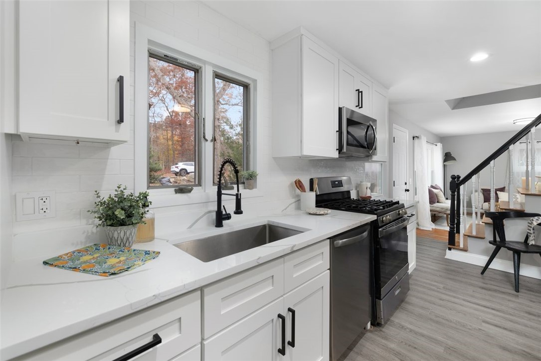 Tiverton, Rhode Island, 02878, United States, 4 Bedrooms Bedrooms, ,2 BathroomsBathrooms,Residential,For Sale,1992829