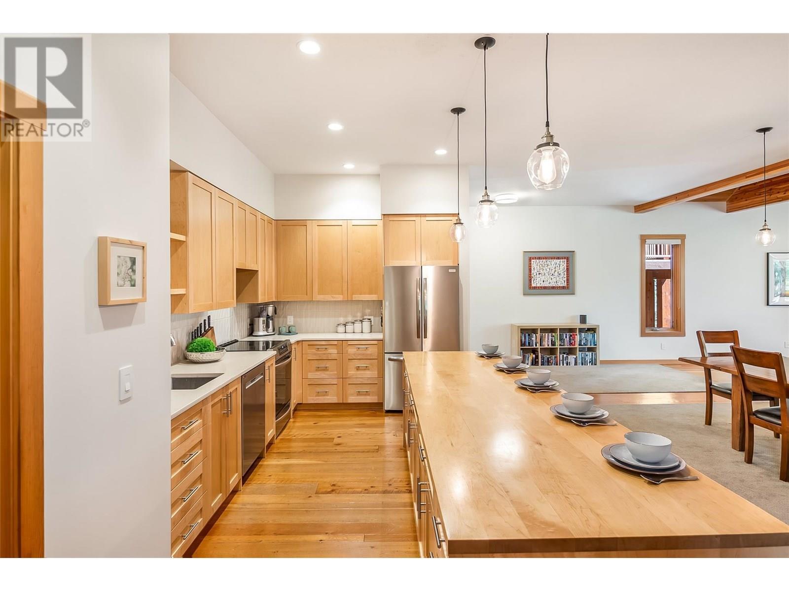 REVELSTOKE, British Columbia, V0E 2S3, CA, 6 Bedrooms Bedrooms, ,4 BathroomsBathrooms,Residential,For Sale,1912503