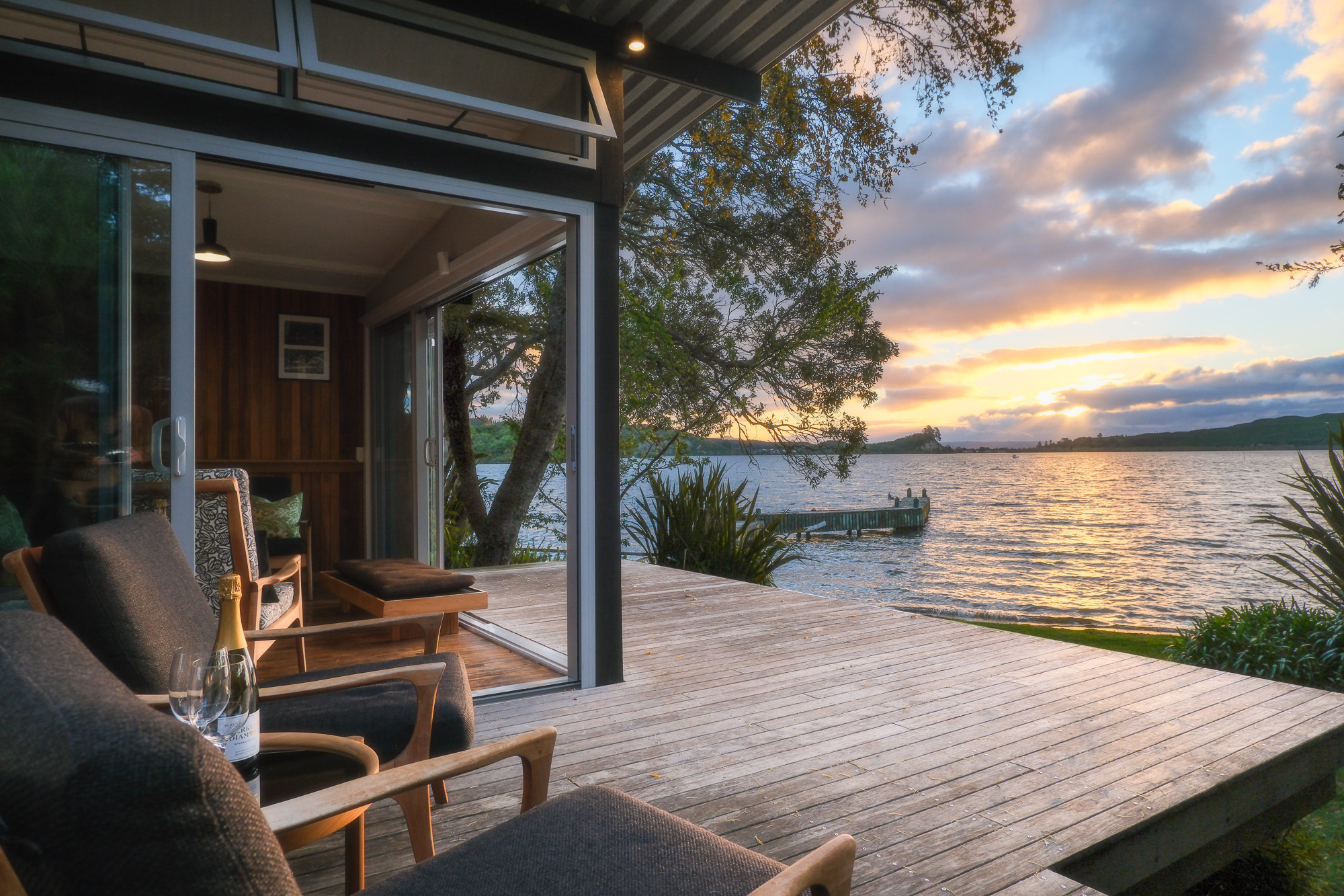  Mid-Century Design, Timeless Lakefront Living - 物件實景