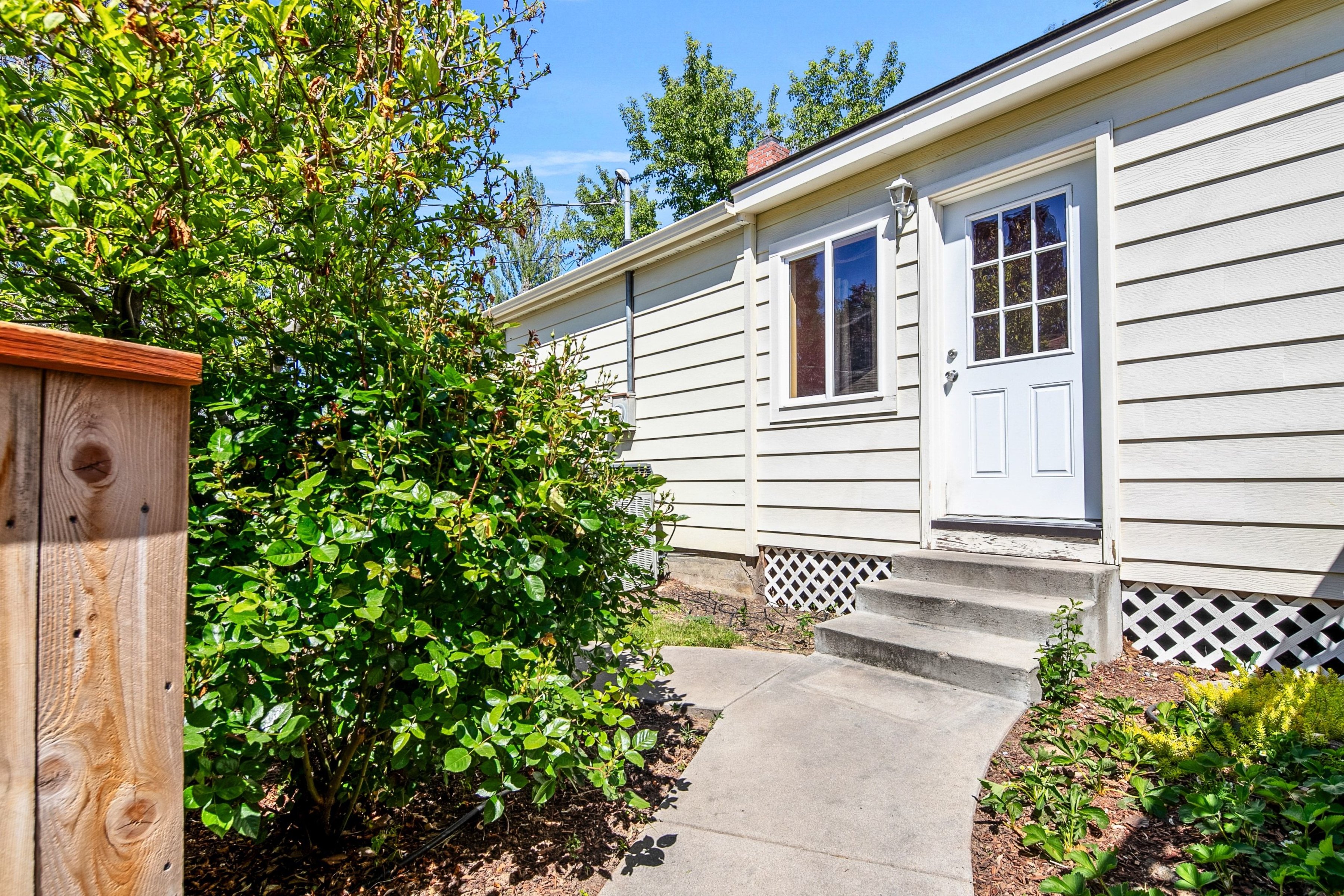  Charming Bungalow in Prime Depot Bench Location - 物件實景