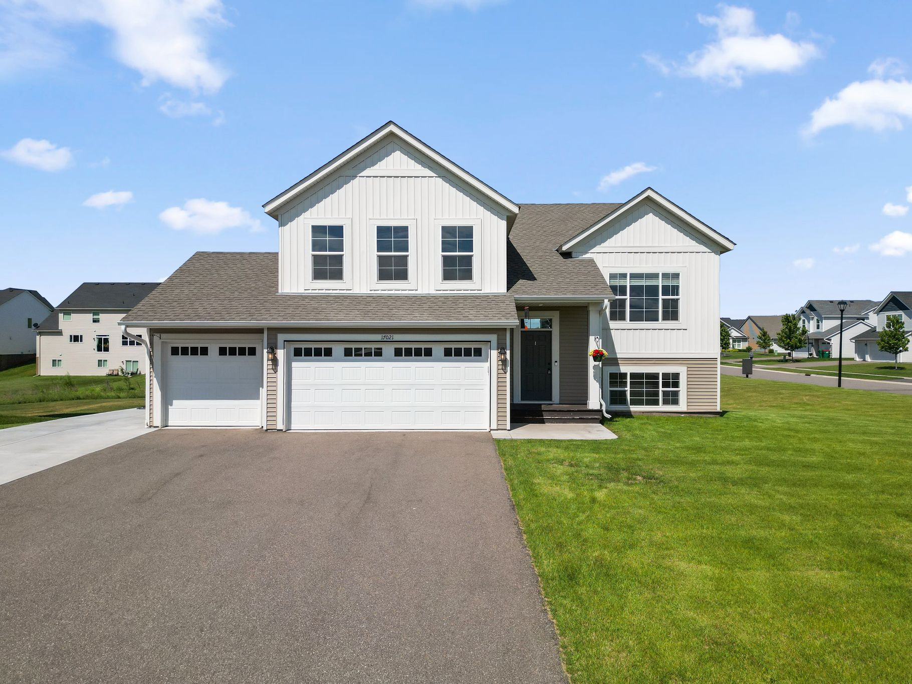  Spacious Walkout Living on a Prime Corner Lot - 物件實景