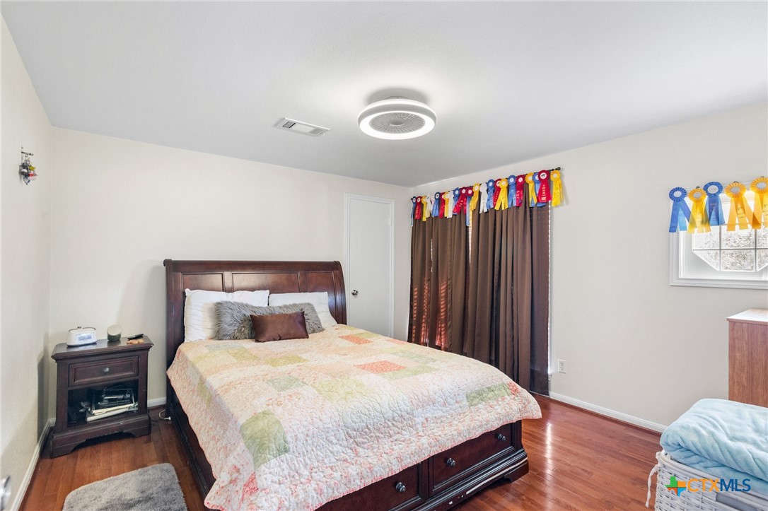 Hallettsville, Texas, 77964, United States, 4 Bedrooms Bedrooms, ,3 BathroomsBathrooms,Residential,For Sale,1988312