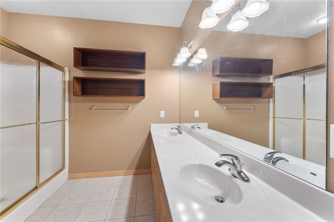 Bella Vista, Arkansas, 72715, United States, 3 Bedrooms Bedrooms, ,4 BathroomsBathrooms,Residential,For Sale,1942252