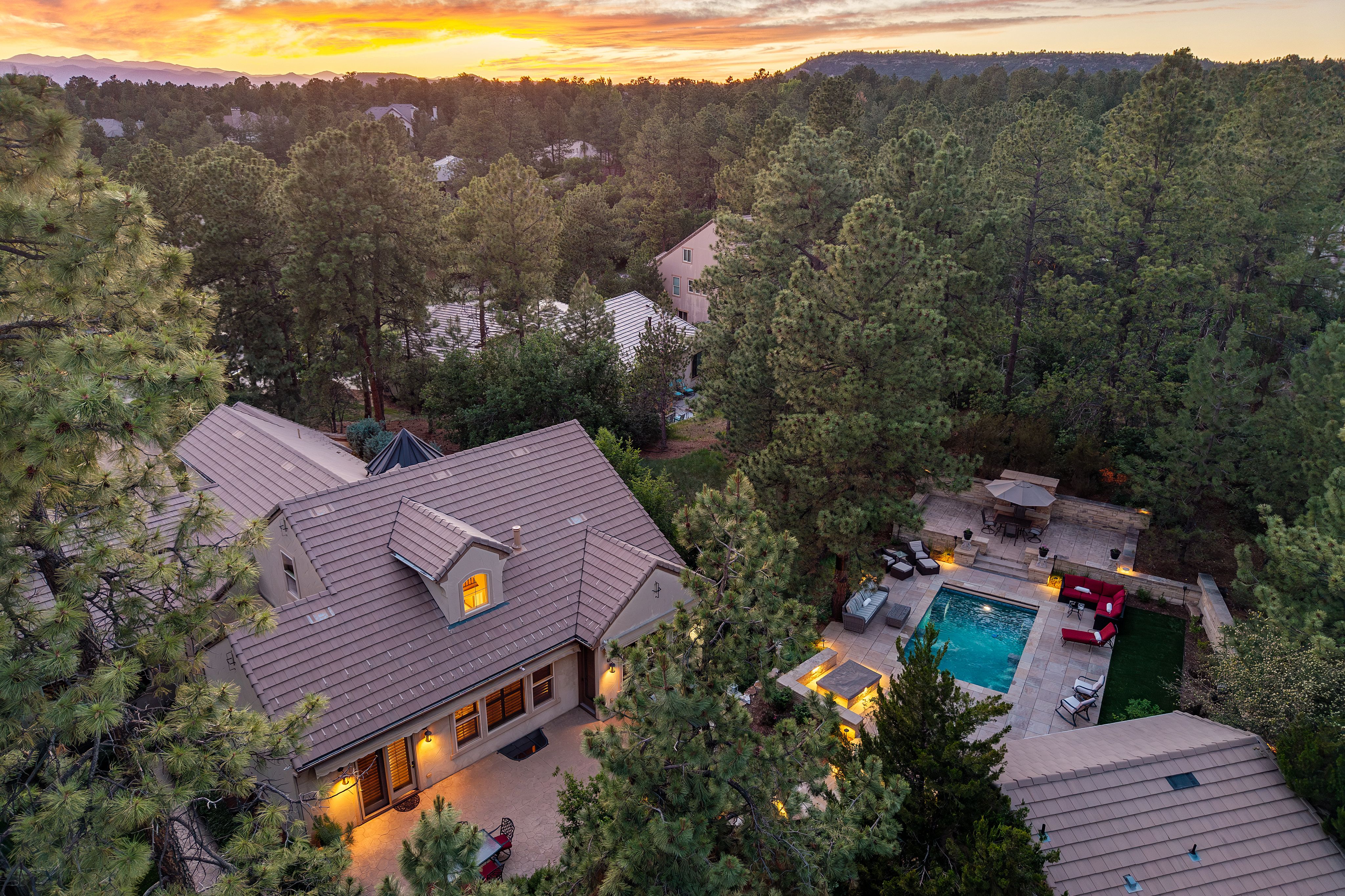  Set On Nearly One Acre In The Village At Castle Pines - 物件實景