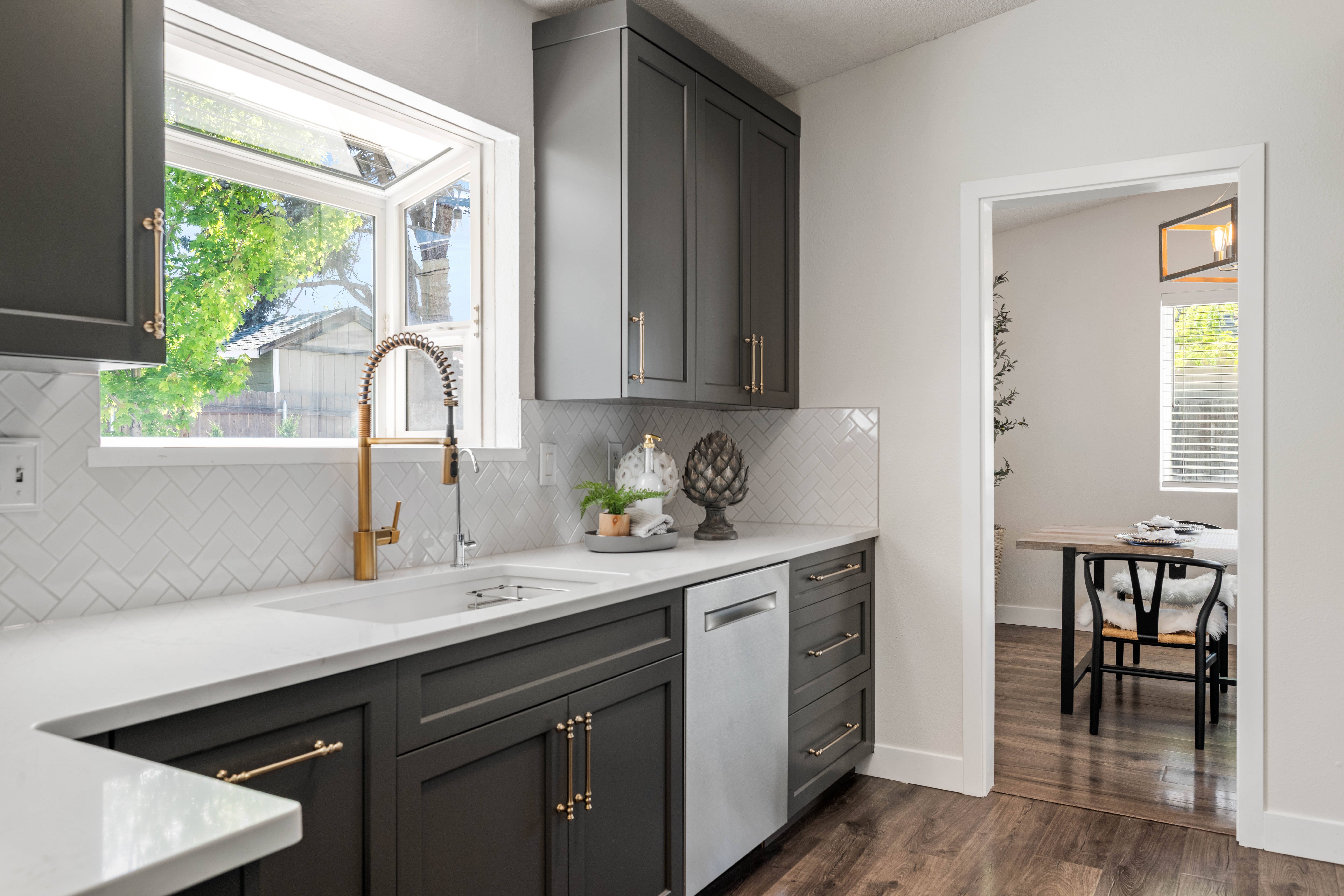  Fully Updated Kitchen, Bathrooms, Floors & More - 物件實景