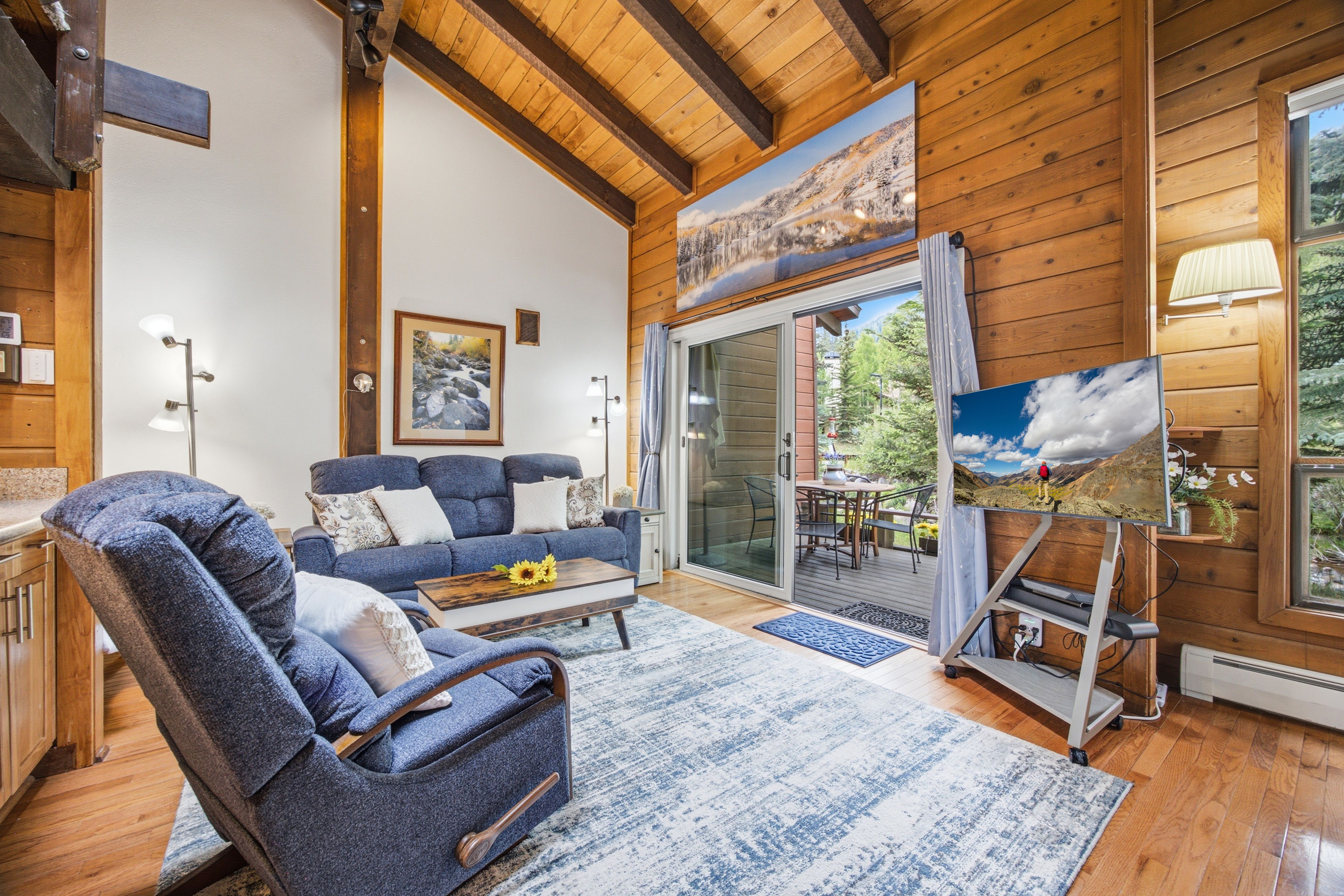  South-Facing 3-bedroom Plus Loft Townhome - 物件實景
