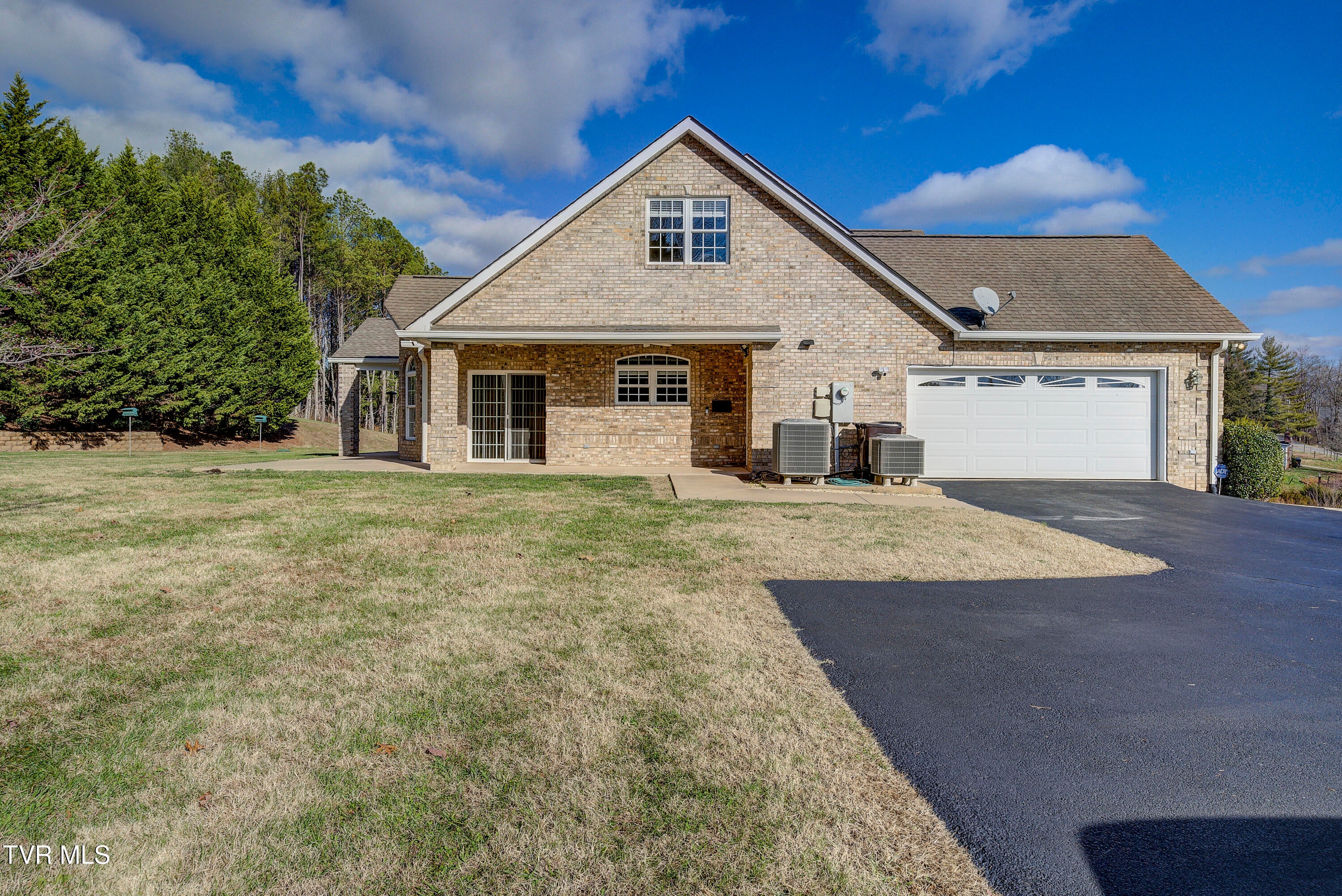 Bristol, Tennessee, 37620, United States, 4 Bedrooms Bedrooms, ,4 BathroomsBathrooms,Residential,For Sale,2001712