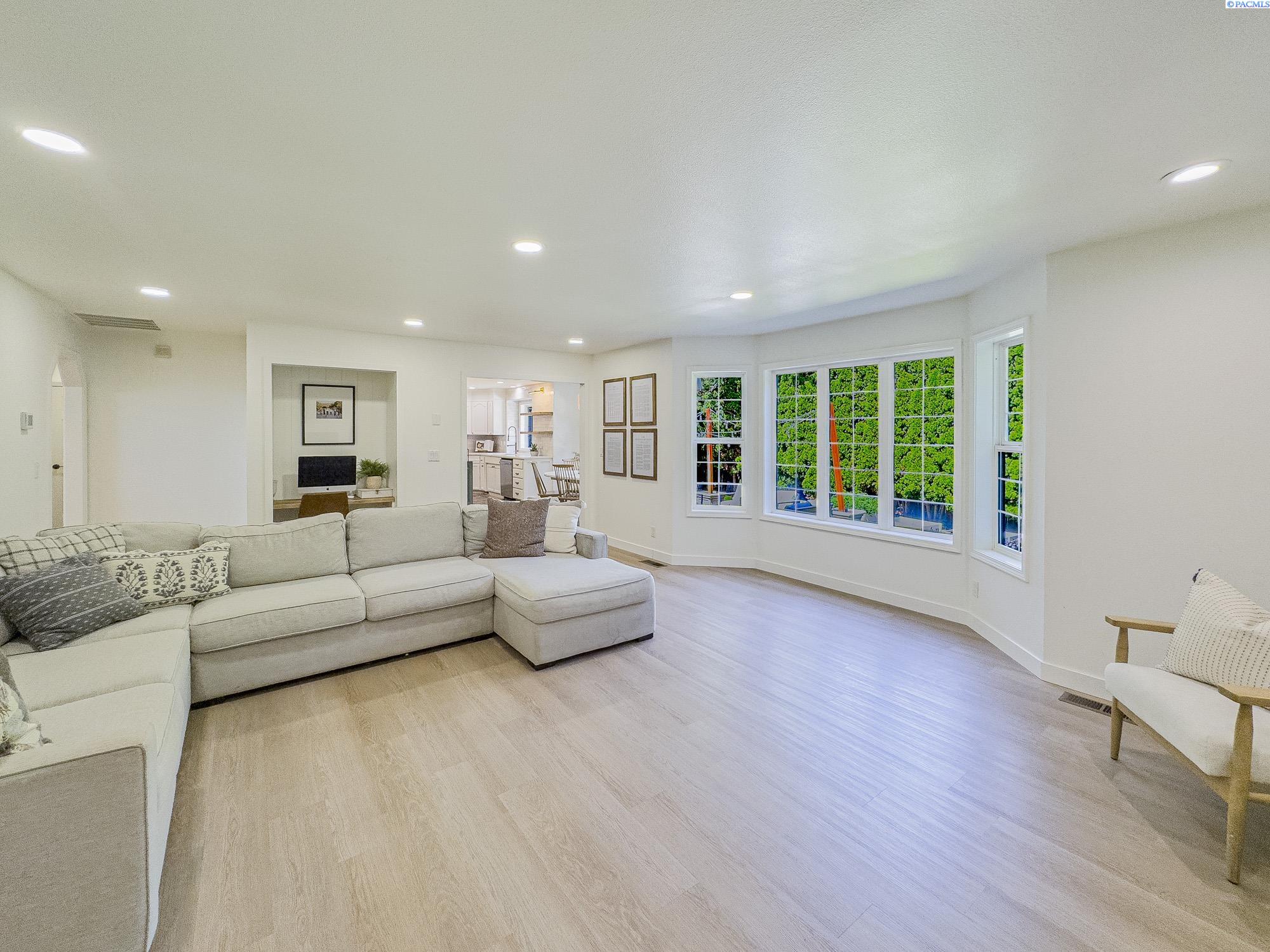 Richland, Washington, 99352, United States, 5 Bedrooms Bedrooms, ,4 BathroomsBathrooms,Residential,For Sale,1927234