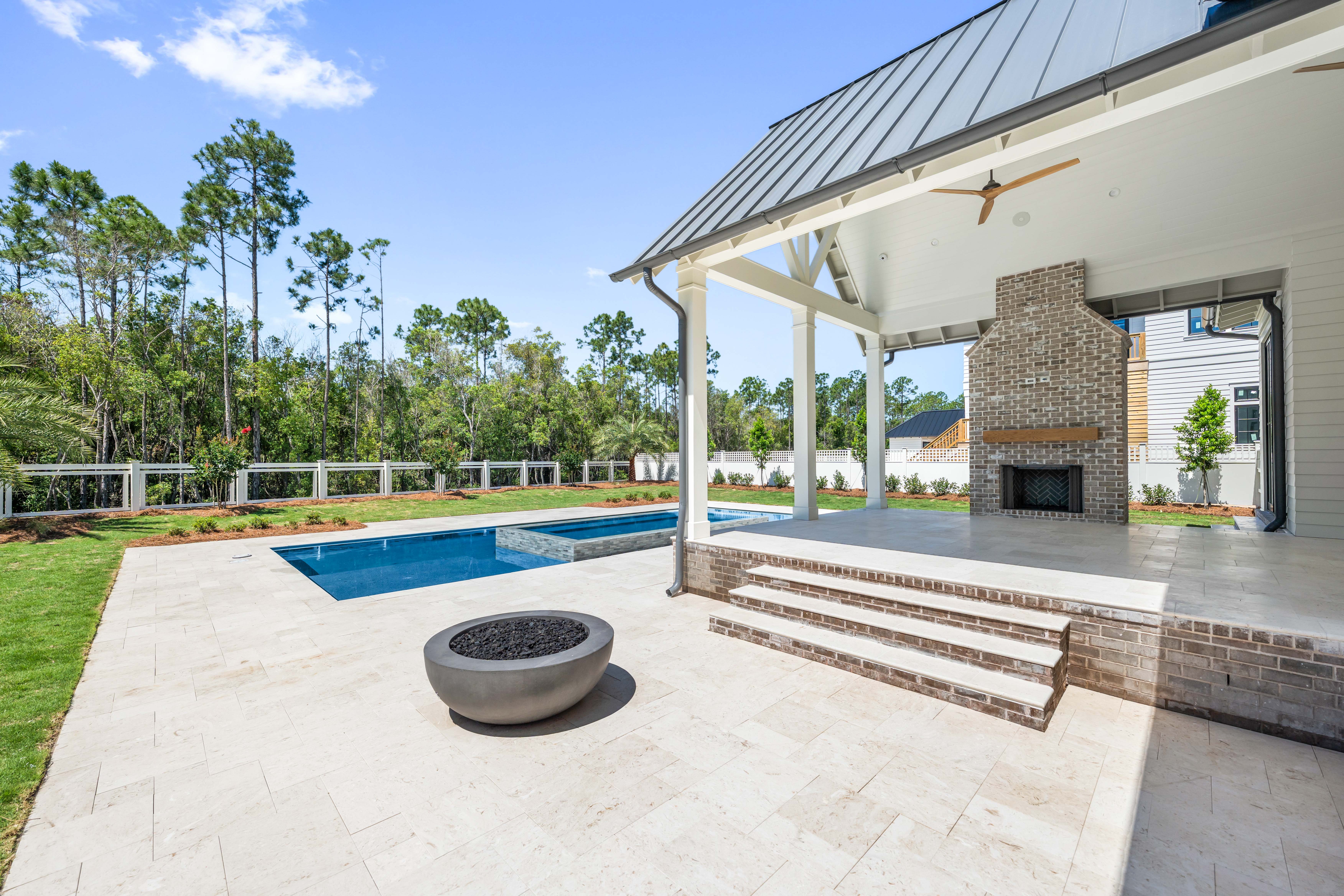  Backyard Oasis with 15x40 Pool, 7x16 Spa, Firepit and Spacious Porch - 物件實景