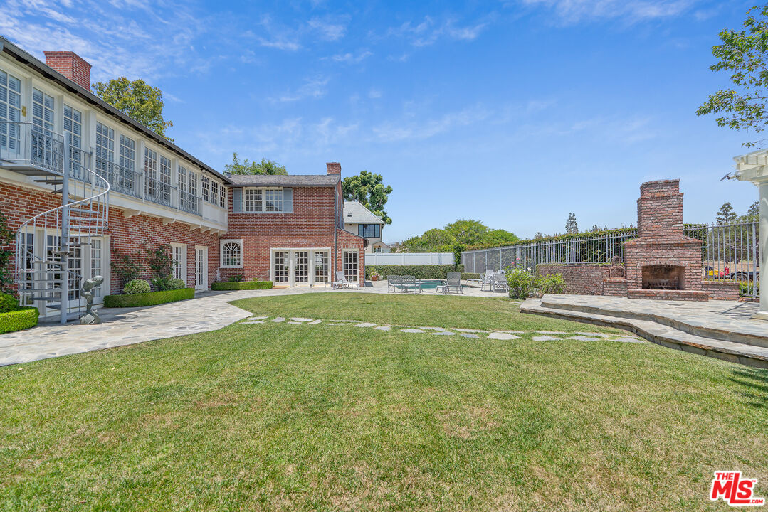 Los Angeles, California, 90004, United States, 6 Bedrooms Bedrooms, ,7 BathroomsBathrooms,Residential,For Sale,1907510