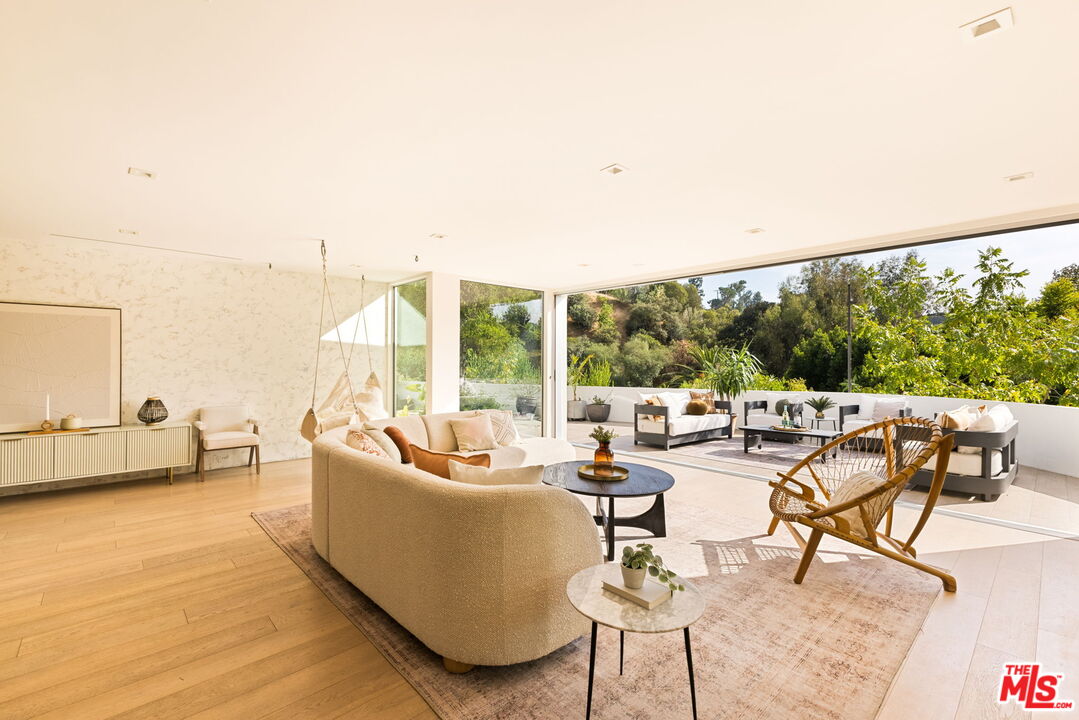 Los Angeles, California, 90046, United States, 4 Bedrooms Bedrooms, ,4 BathroomsBathrooms,Residential,For Sale,1912038