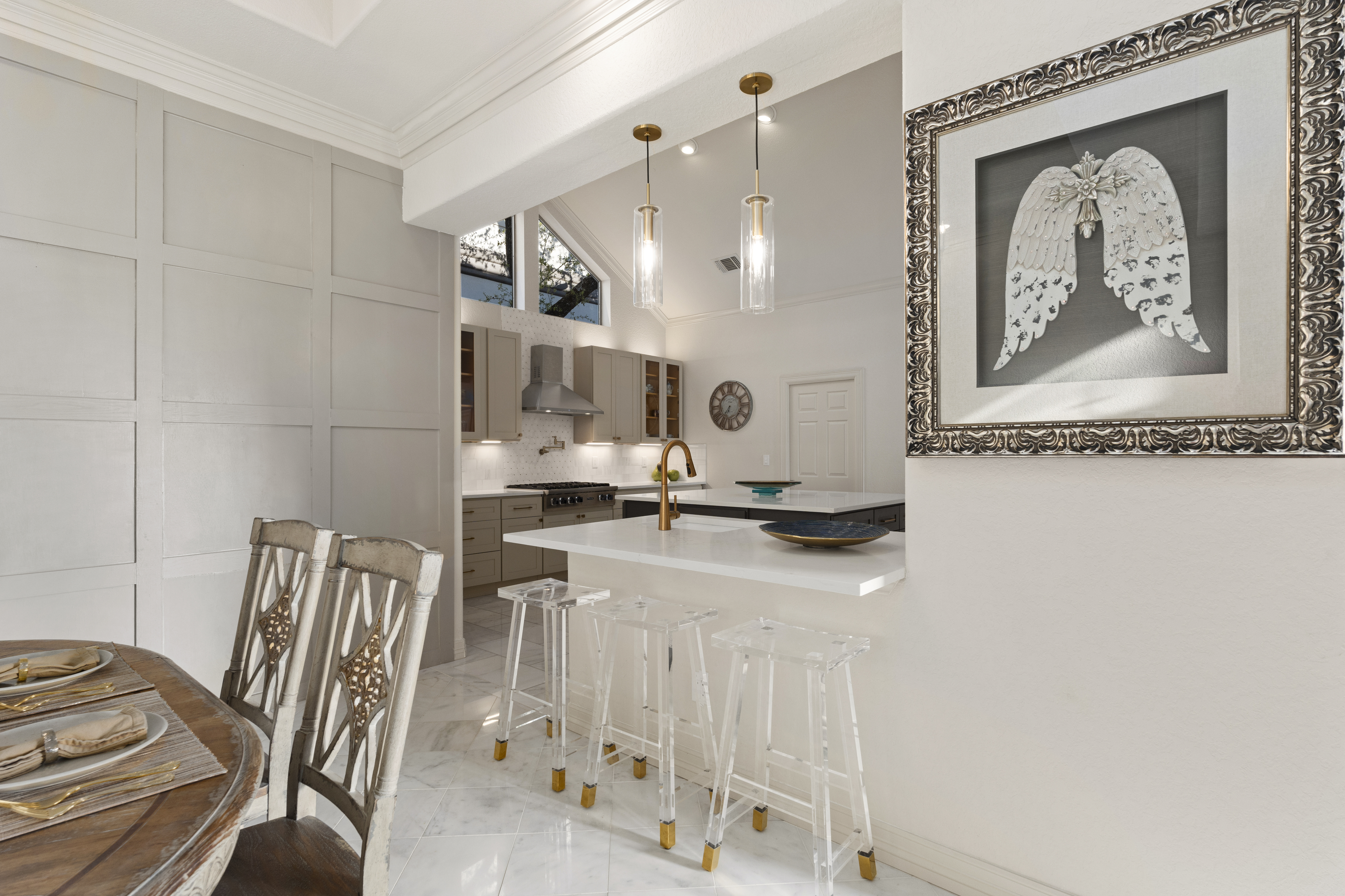  Updated Home with Captivating Interior Features - 物件實景