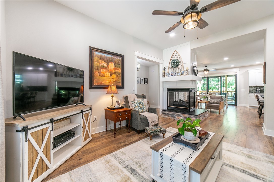 Bella Vista, Arkansas, 72714, United States, 3 Bedrooms Bedrooms, ,3 BathroomsBathrooms,Residential,For Sale,1959156