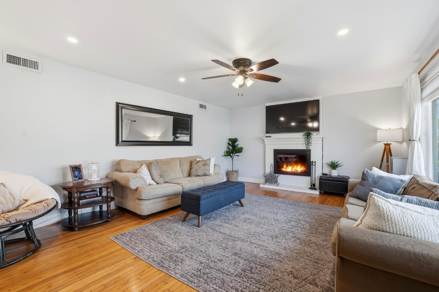 Sacramento, California, 95864, United States, 3 Bedrooms Bedrooms, ,2 BathroomsBathrooms,Residential,For Sale,2010336